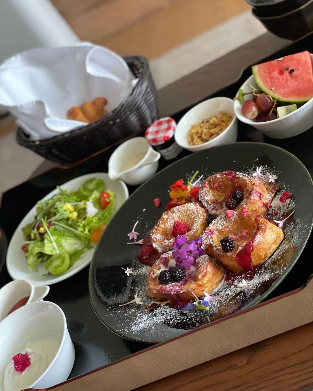 あおい夏海さんのインスタグラム写真 - (あおい夏海Instagram)「沖縄で泊まったリゾートホテル  UMITO PLAGE The Atta Okinawaの ディナーはモダンフレンチのオーガニックレストランaisance(エゾンス)で💓 シェフが厳選した沖縄の地産食材を使っていて、味はもちろん目でも楽しめるキレイな料理でした🍽😍 久しぶりにワイン飲んじゃった💓 朝食もオシャレな素敵なフレンチトースト😍💓 美味しかったーー😆❤️❤️ シェフの方が去年も来たのを覚えていてくださり丁寧に挨拶していただけて、すごく嬉しかったです🥺💓  ホテルも食事も素敵すぎて、さらにホテルの目の前にプライベートビーチ！！ 本当に素敵な時間を過ごせました✨✨ 沖縄とホテルに癒されて、パワーチャージできて、今週はパワフルに活動中でーす！！！ @aisance_official @ivressehospitality   熱海と伊豆にも系列のリゾートホテルがあるので、そちらの方にもまたいってみたいなー😍😆✨  #umitoplagetheattaokinawa #沖縄ホテル #恩納村ホテル #沖縄旅行 #aisance #エゾンス #pr  #あおい夏海 #リゾートホテル #旅行 #プール #海 #旅 #trip #travel #家族旅行 #女子旅 #観光 #プール ﻿#沖縄 #okinawahotel #okinawa #恩納村 #沖縄グルメ #旅好きな人と繋がりたい #オーシャンビューホテル #熱田ビーチ #ご褒美ステイ #記念日旅行」4月20日 20時39分 - natsumi.aoi