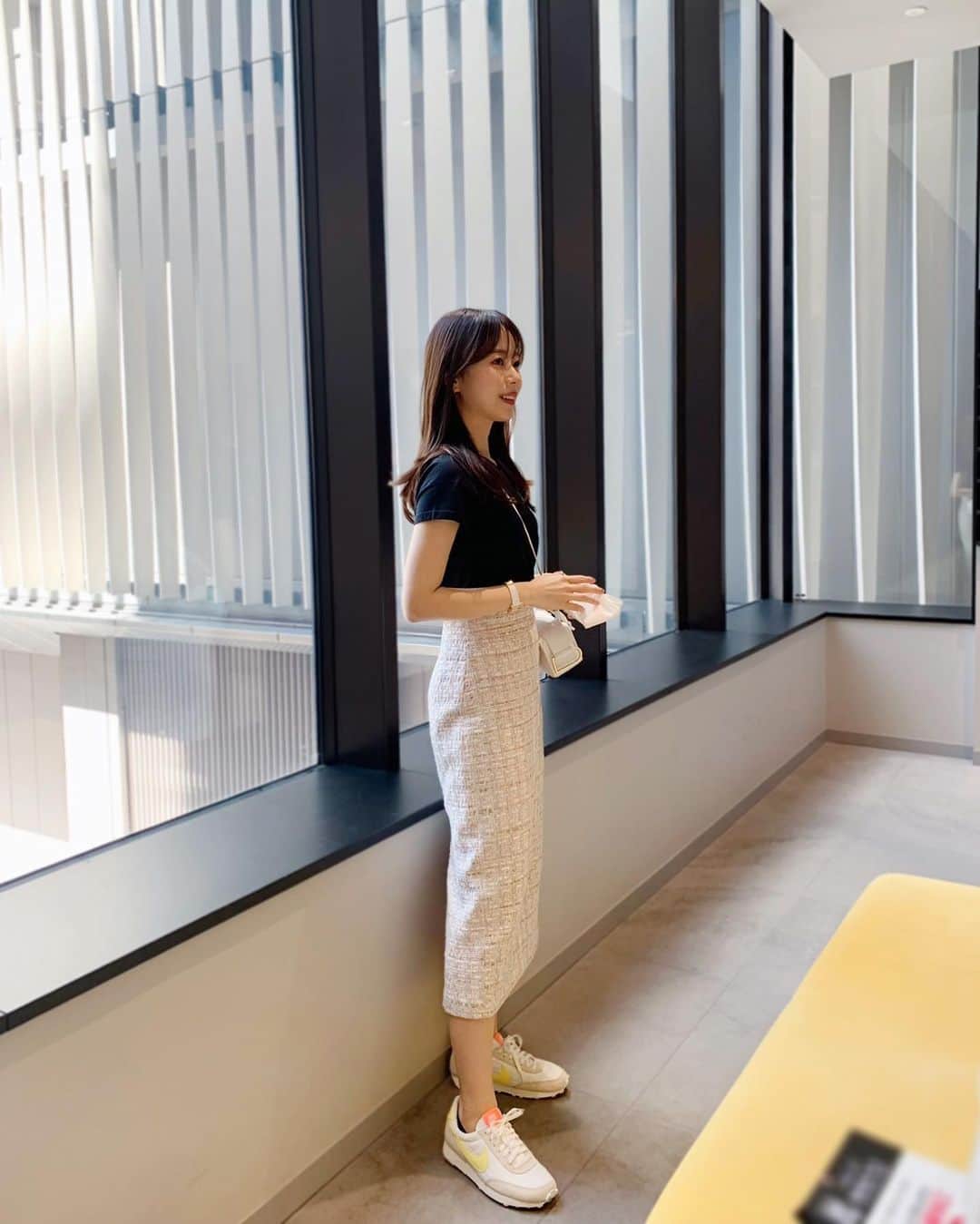 ハンナミのインスタグラム：「🦢✨  tshirt #theory skirt #eneu (4/23- 再入荷) bag #delvaux shoes #nike」