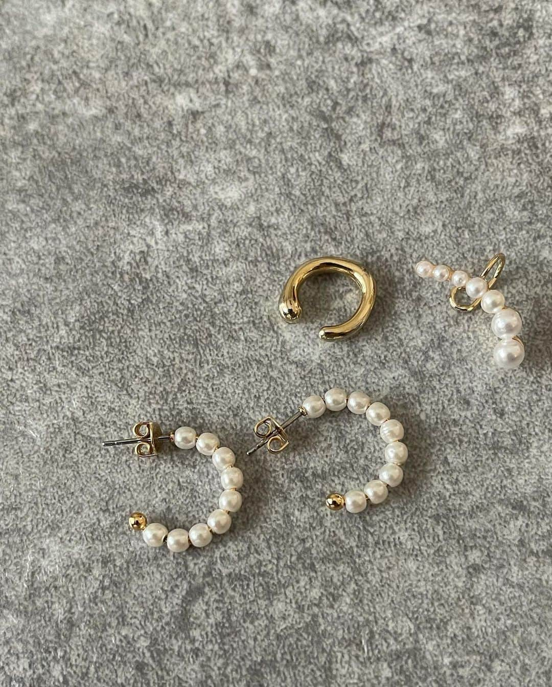 伊藤実祐さんのインスタグラム写真 - (伊藤実祐Instagram)「﻿ ﻿ ﻿ ﻿ 今週末発売の Perl pierce & ear cuff SET を﻿ お先にチラ見せ... 🙈💕💭💍﻿ ﻿ ﻿ Eméllaの既存のアイテムと、﻿ これから発売予定のアイテムと合わせて♡﻿ ﻿ セット内容﻿ ・パールピアス両耳 1点﻿ ・パールイヤーカフ 1点﻿ ・ゴールドイヤーカフ 1点﻿ ﻿ の計3点セット ♥︎♥︎♥︎﻿ ﻿ ﻿ 既に沢山お問い合わせ頂いてて、﻿ なかよしな身内からも絶対ゲットする！って﻿ 連絡きたりで、もぉ嬉しいっ。、🥺😍😢﻿ ﻿ ﻿ 4/25 ( 日 ) 20:00〜 の発売です。﻿ ﻿ 皆様もご自身のお待ちのアイテムとで﻿ 色々な組み合わせで着けて見てください☺️🍒♡♪﻿ ﻿ ﻿ ﻿ ﻿ ﻿ #Emélla #エメラ﻿ #パールアクセサリー #パールピアス#イヤーカフ ﻿ #リング #ゴールドリング #ゴールドアクセサリー﻿ #ピアス #ゴールドリング #シルバーリング﻿ #シルバーアクセサリー #ゴールドアクセサリー﻿ ﻿#イエベ #イエベ秋 #イエベメイク #ラッシュリフト #アイメイク #カラコンレポ ﻿#액세서리　#악세사리　#피어싱　#목걸이 #진주 #진주네일 #진주　#귀걸이　#진주귀걸이  Eméllaのインスタでの﻿ ビジュアル解禁は明日です 👦🏻🌈🧡﻿」4月20日 21時08分 - miyu.61