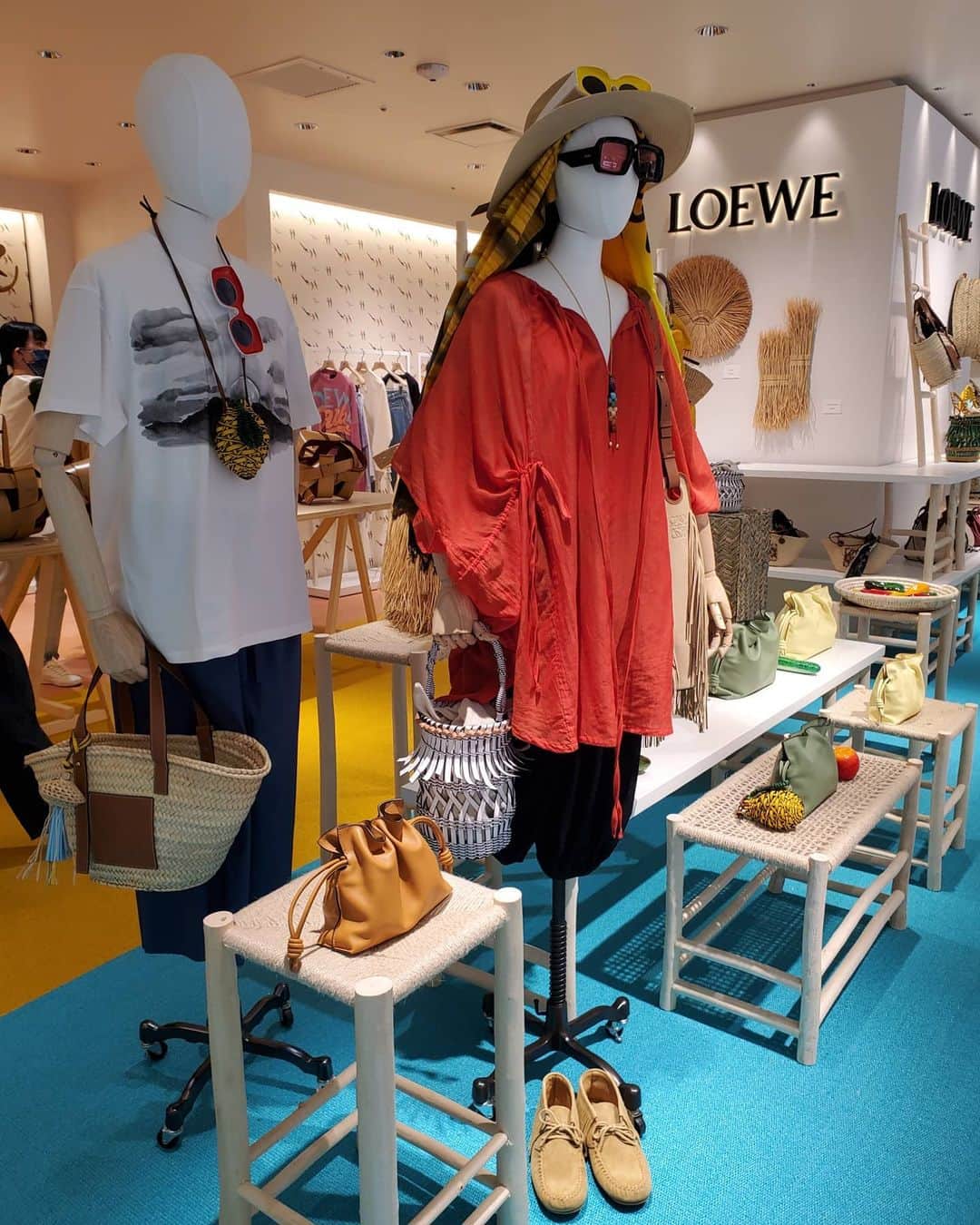 松井愛莉さんのインスタグラム写真 - (松井愛莉Instagram)「LOEWE PAULA'S IBIZA pop up store 🌔 ときめくアイテムが沢山で見ればみるほど欲しくなってしまった、💛  #loewe #LOEWEpaulas」4月20日 21時10分 - airi1226_official