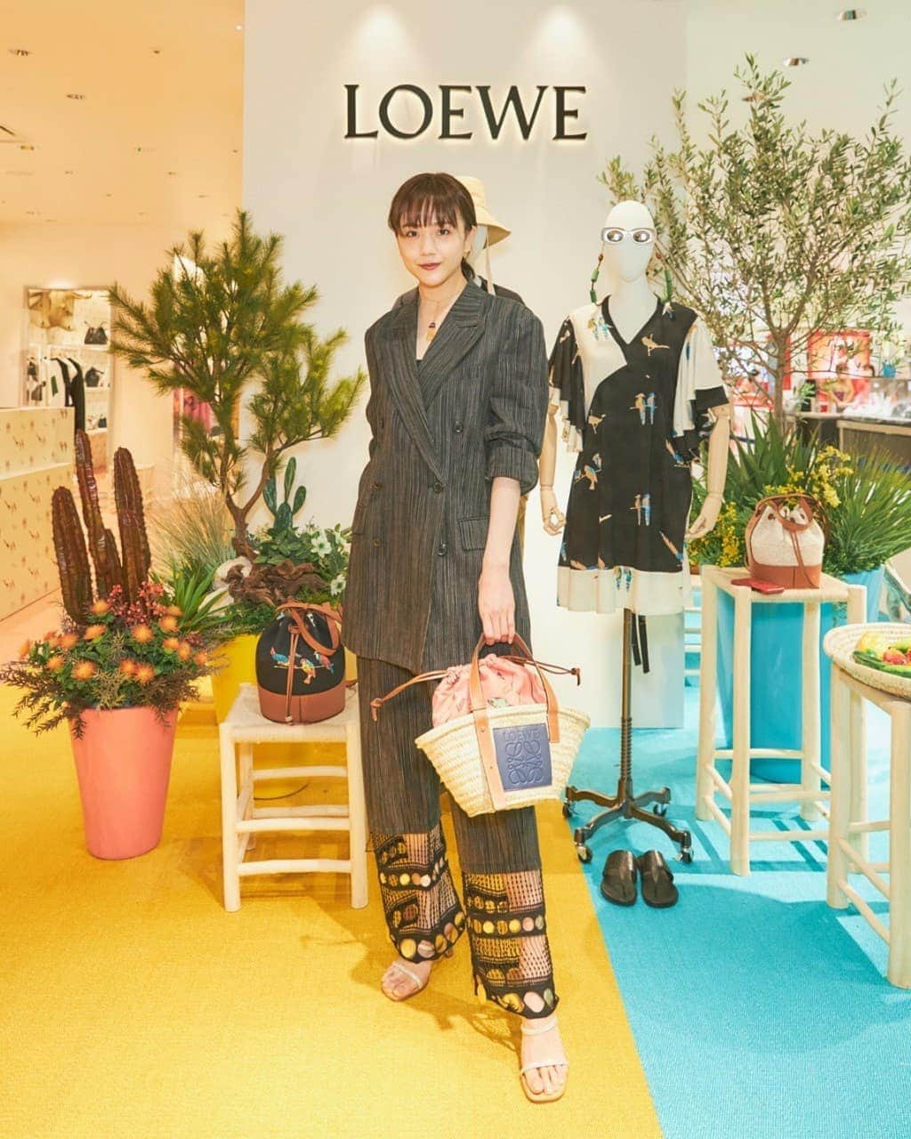 松井愛莉さんのインスタグラム写真 - (松井愛莉Instagram)「LOEWE PAULA'S IBIZA pop up store 🌔 ときめくアイテムが沢山で見ればみるほど欲しくなってしまった、💛  #loewe #LOEWEpaulas」4月20日 21時10分 - airi1226_official