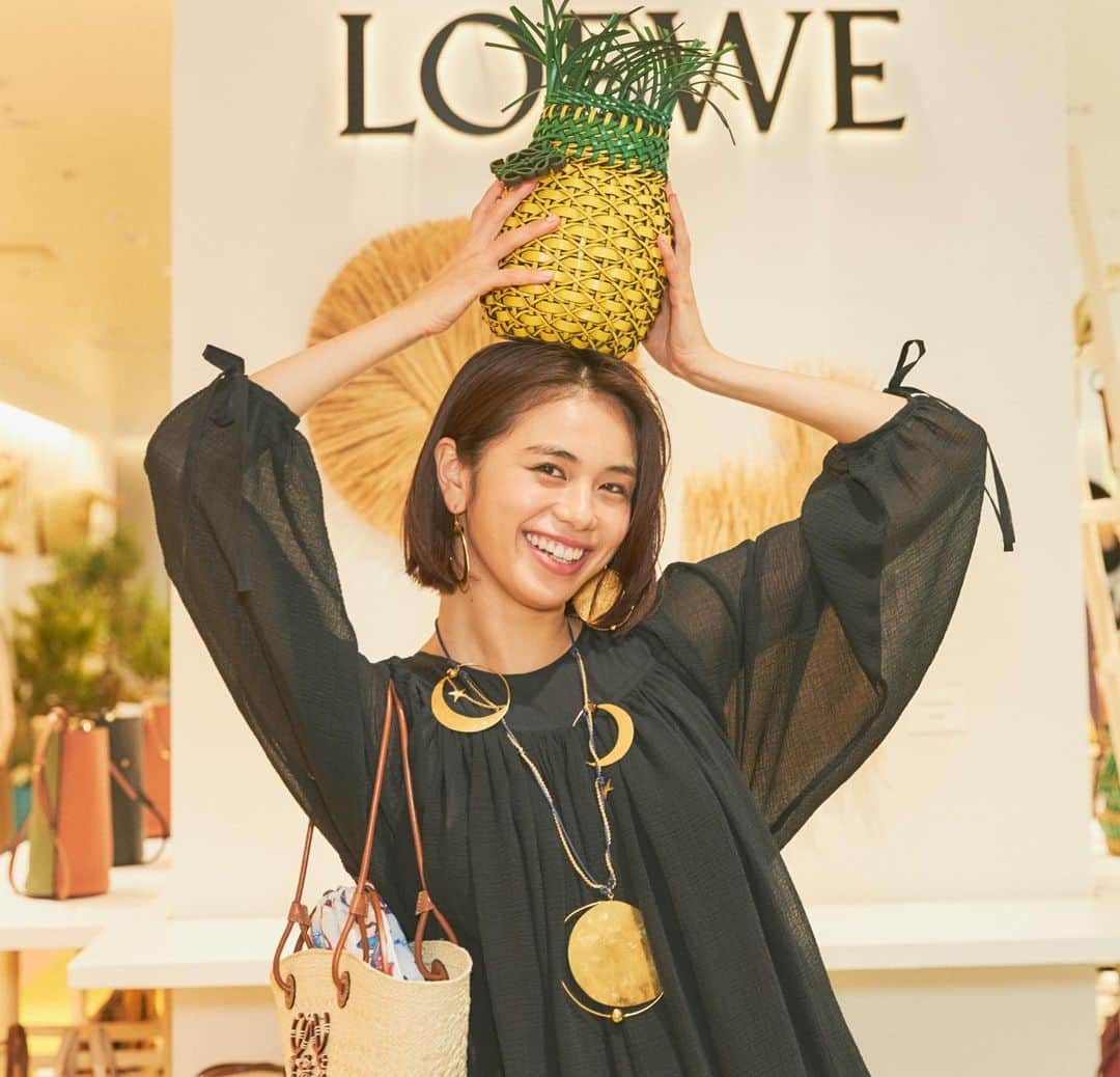 佐藤晴美さんのインスタグラム写真 - (佐藤晴美Instagram)「LOEWE PAULA'S IBIZA 2021 🍍🌴 伊勢丹2Fポップアップにお邪魔しました♪  大好きなIBIZAシリーズと共に、 今回は様々なアーティストの方々とコラボしたアートピースも飾られていて、新しい家具欲しいなぁとか色々と想像しながら楽しい時間を過ごさせていただきました😌  パイナップルのバッグ、 キャッチーで可愛過ぎる。  月の満ち欠けを表現したネックレスも可愛いすぎやしませんか🙋‍♀️  #LOEWE #LOEWEpaulas」4月20日 21時11分 - sato_harumi__official