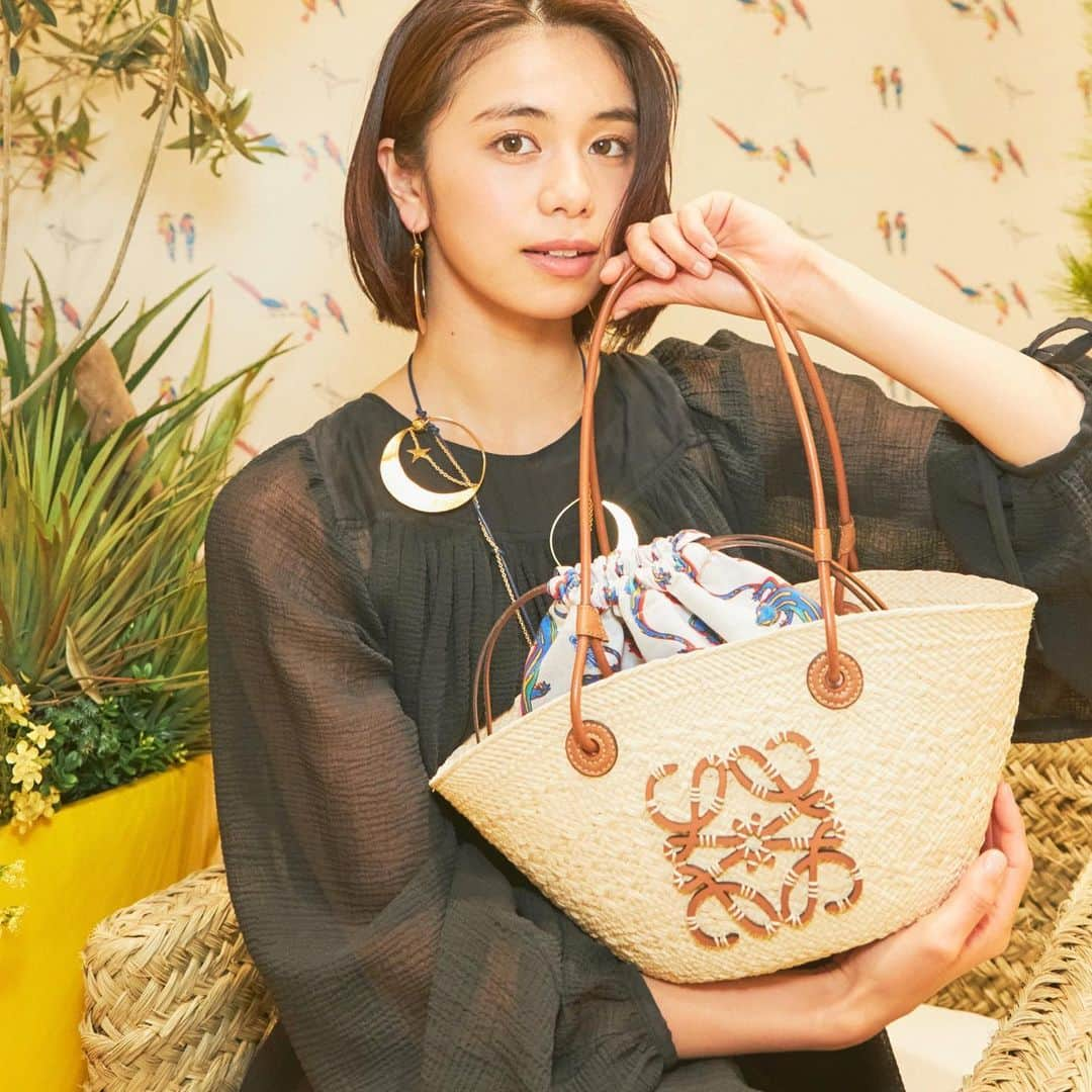 佐藤晴美さんのインスタグラム写真 - (佐藤晴美Instagram)「LOEWE PAULA'S IBIZA 2021 🍍🌴 伊勢丹2Fポップアップにお邪魔しました♪  大好きなIBIZAシリーズと共に、 今回は様々なアーティストの方々とコラボしたアートピースも飾られていて、新しい家具欲しいなぁとか色々と想像しながら楽しい時間を過ごさせていただきました😌  パイナップルのバッグ、 キャッチーで可愛過ぎる。  月の満ち欠けを表現したネックレスも可愛いすぎやしませんか🙋‍♀️  #LOEWE #LOEWEpaulas」4月20日 21時11分 - sato_harumi__official