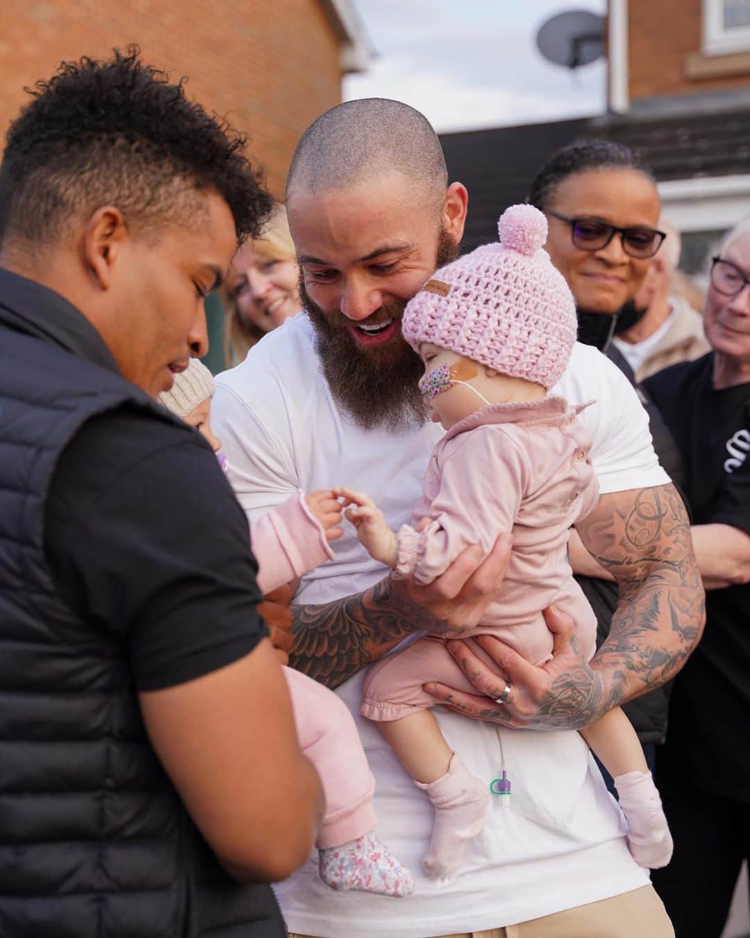 アシュリー・ケインのインスタグラム：「One special moment at a time 💖✨  When Azaylia finally got to see her cousin Anaya without a pane of glass between them, it melted my heart. The two little princesses were born only 6 days apart and when they touched hands for the first time, it sent immense amounts of emotion through my body. It made me happy, so happy, but with sorrowful tears. 🥲  We take each day at a time on this journey. So it’s important to enjoy today, because yesterday is gone and tomorrow isn’t promised. 🙏🏾  Another day baby... Another day! LETS GO CHAMP! I ❤️ YOU 🦁」