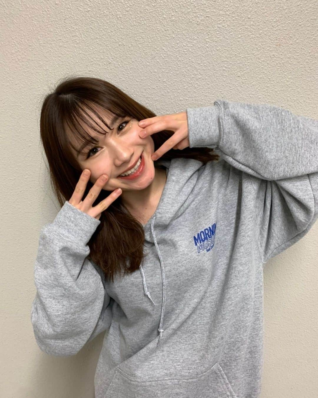 石田亜佑美さんのインスタグラム写真 - (石田亜佑美Instagram)「ちらっ . . . ☺️💙 . . . #がおっきー #同じポーズ #背中のデザインはこんな感じ #パーカー #パーカー女子 #グレーパーカー #Sanrio @sanrio #morningmusume21 #モーニング娘21 #石田亜佑美 . サンリオキャラクター大賞 2021 応援＆投票よろしくお願いします💙」4月20日 21時17分 - ayumi_ishida.official