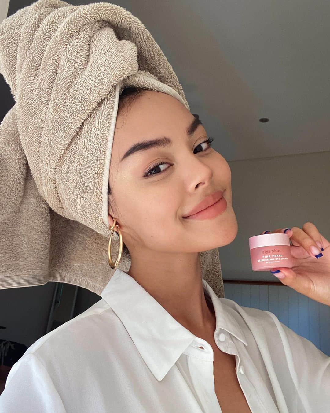 リリーマイマックのインスタグラム：「If you’re around my age you better have a good eye cream!! 👀This is the brand new @alyaskinaus pink pearl illuminating eye cream. It hydrates, illuminates, de-puffs & is Aussie made 😊 check out alyaskin.com & use code LILY25 💕」