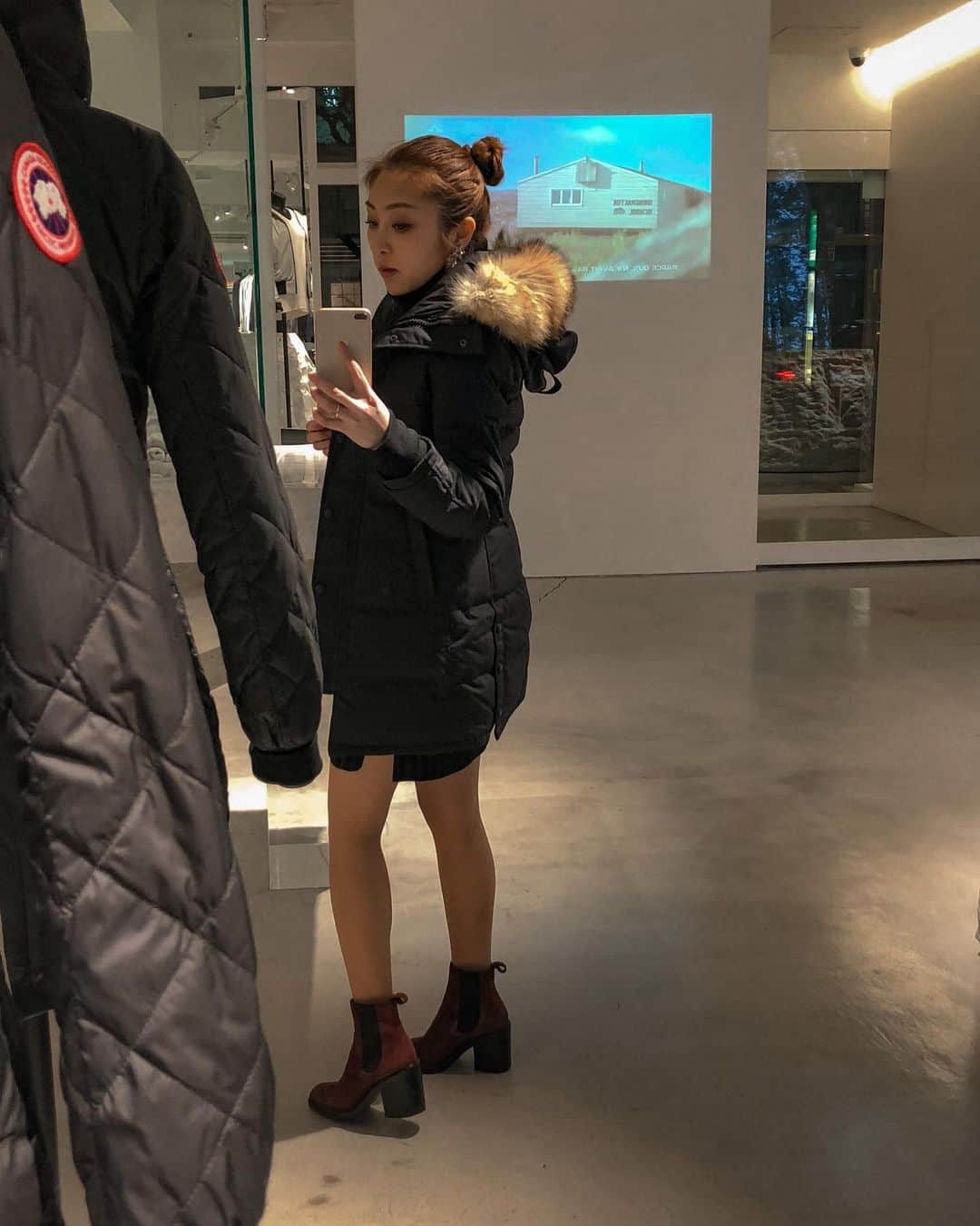 辰巳奈都子のインスタグラム：「極寒のフィンランドに向け 千駄ヶ谷のカナダグース直営店で 色々試着ﾟ𖡼ﾟ。❄︎  氷点下のフィッティングルームがあって 実際の体感がわかる。 寒すぎて速攻で出ちゃった🏃🏻‍♀️💨  スノーブーツはイタリアの🇮🇹 キンバーテックス🥾を通販で👍🏻 本当にスノーブーツ万歳でした。 マイナス20℃なんでザラだったけど、 ずっと助けられてました✨  #canadagoose #kimbertex #snow #snowboots #❄️  #fin #finland #trip #tokyo」
