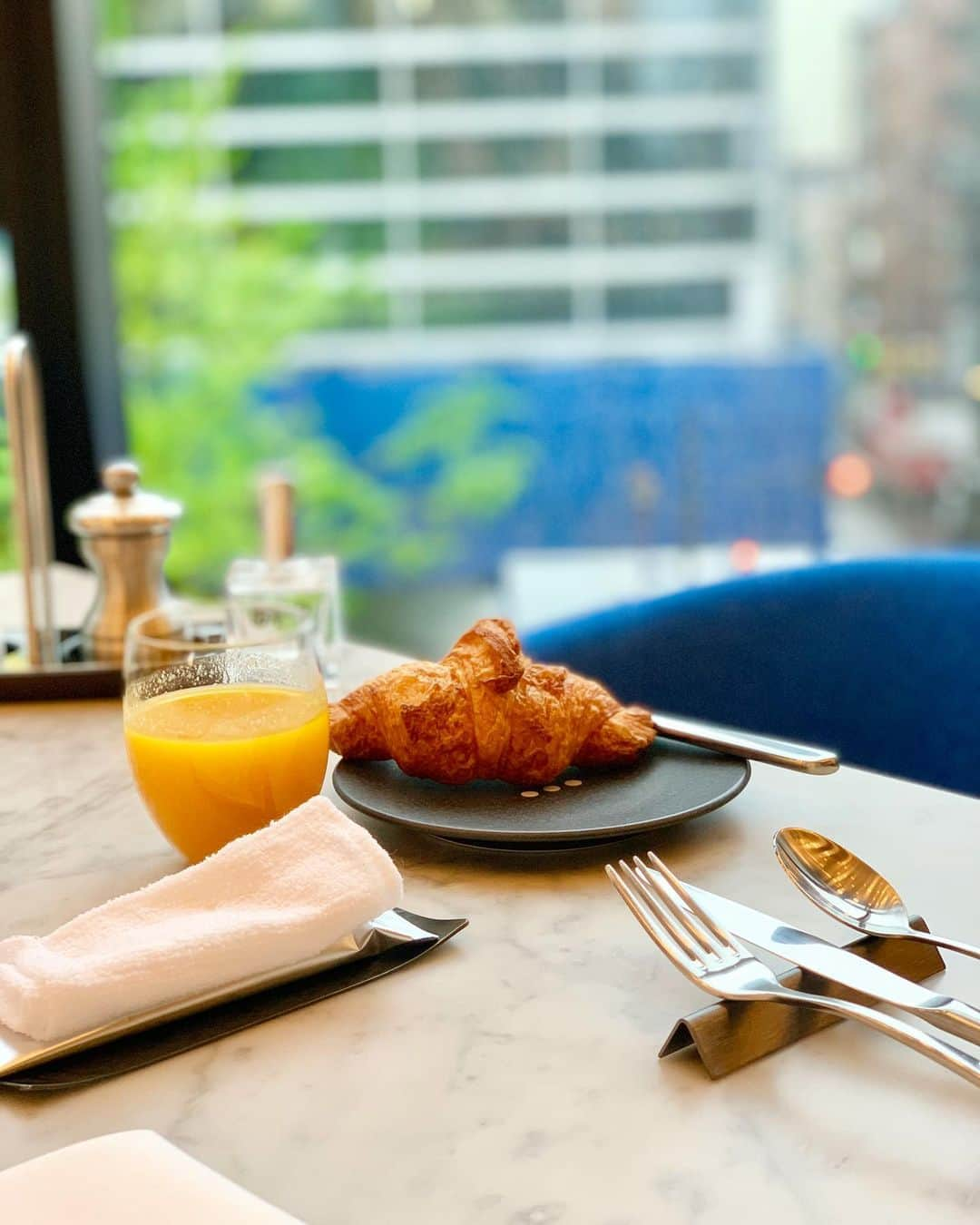 井上麻衣さんのインスタグラム写真 - (井上麻衣Instagram)「breakfast🥐  w hotel の朝食🥣 ボリューム満点でした♡ 窓側の席が眺めがよい🥰  次はフレンチトースト食べたい🙌 . . . . #gm#gmorning  #breakfast #hotel #おはよう#朝食#ホテル朝食 #エッグベネディクト」4月21日 8時09分 - mai_inoue