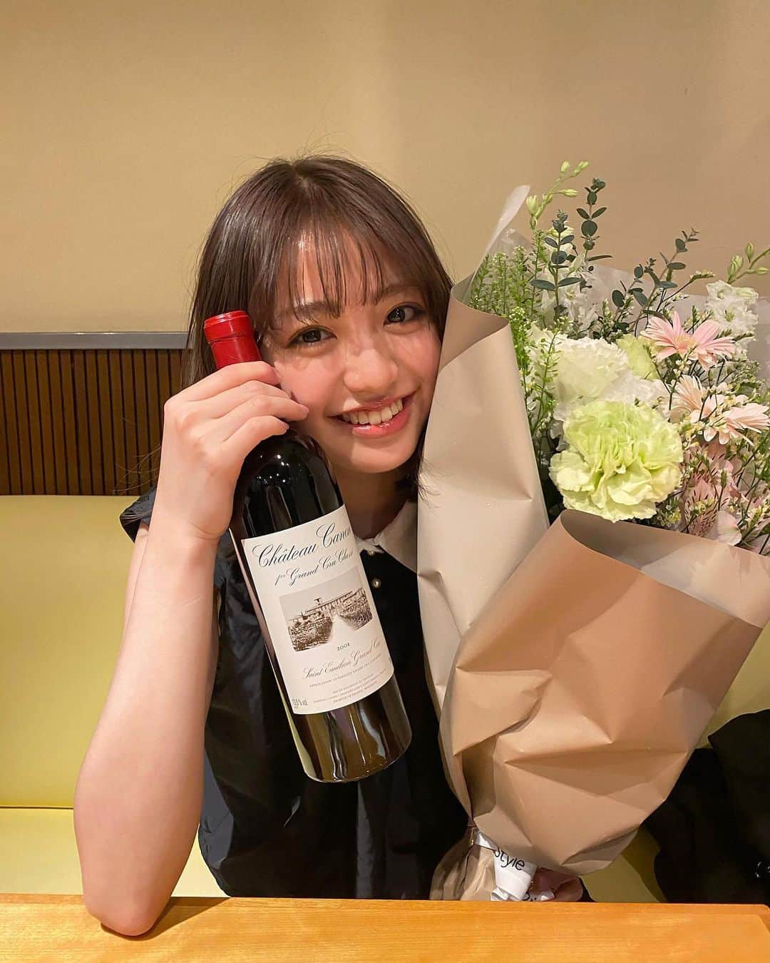 香音さんのインスタグラム写真 - (香音Instagram)「20歳になりました💐﻿ 沢山のお祝いメッセージありがとうございます🤍﻿ ﻿ 二十歳のお誕生日は、私の生まれた2001年生まれのワインを家族とちょこっとだけ飲んでみました。﻿ ﻿ うん。なんだか大人な味で、もう少し大人になったら飲めるようになるのかな〜と思ったかな、笑﻿ ﻿ ﻿ お家や学校、インスタやTwitterなど、沢山の方にお祝いしていただいて幸せです🤍﻿ ﻿ 20歳の私も色々なことに挑戦して頑張ります♡﻿ 見守っていてください☺︎🎂」4月20日 23時15分 - kanon420_official