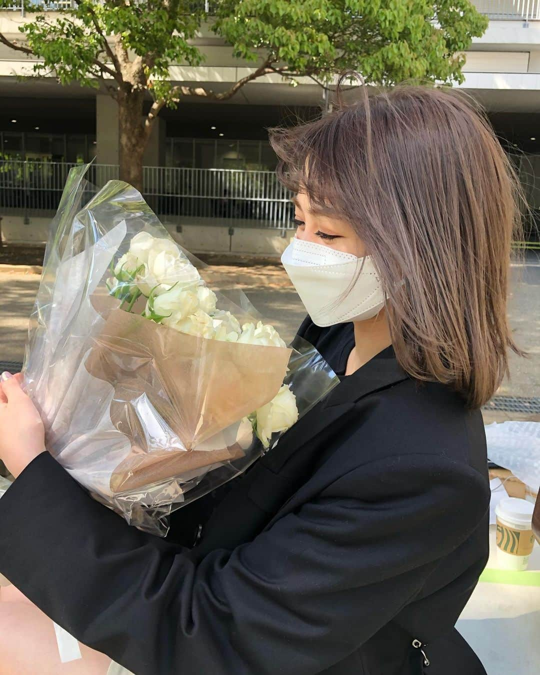 香音さんのインスタグラム写真 - (香音Instagram)「20歳になりました💐﻿ 沢山のお祝いメッセージありがとうございます🤍﻿ ﻿ 二十歳のお誕生日は、私の生まれた2001年生まれのワインを家族とちょこっとだけ飲んでみました。﻿ ﻿ うん。なんだか大人な味で、もう少し大人になったら飲めるようになるのかな〜と思ったかな、笑﻿ ﻿ ﻿ お家や学校、インスタやTwitterなど、沢山の方にお祝いしていただいて幸せです🤍﻿ ﻿ 20歳の私も色々なことに挑戦して頑張ります♡﻿ 見守っていてください☺︎🎂」4月20日 23時15分 - kanon420_official