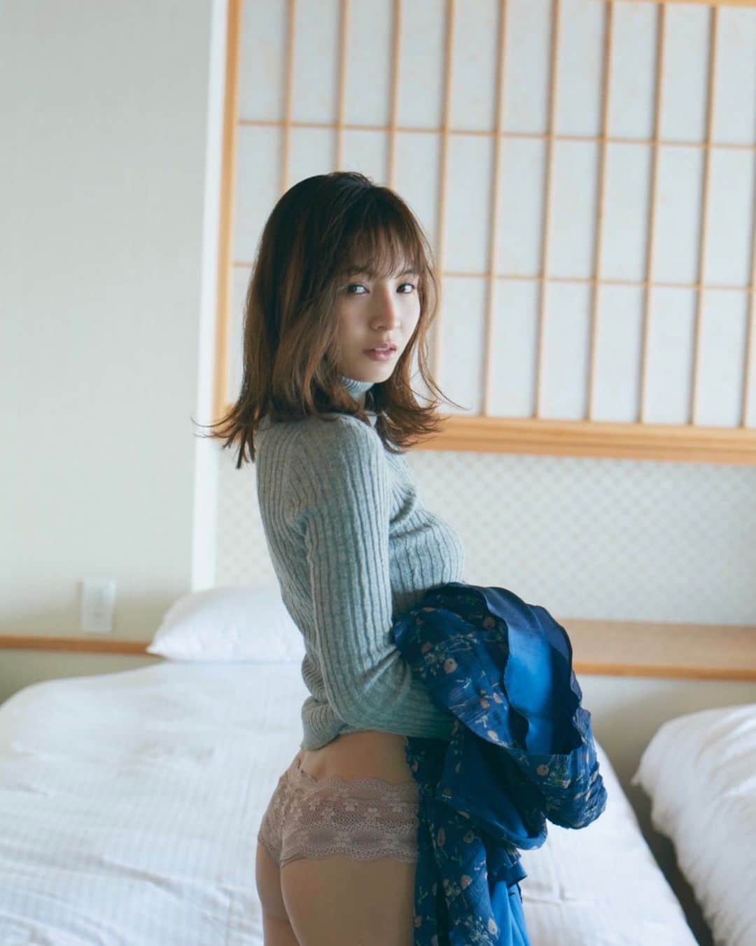 のインスタグラム：「【デジタル限定】ほのか写真集「MYSTERIOUS」 アザーカットいただいたので🐥🌸 旅行行ってる気分で撮ったカット♡  吉報位旅行行かなきゃ。 ・ ・ #わたしの2021年の吉報位は #北東だったよ #茨城県辺りかな〜？ #でも、コロナ明けるまで我慢。」
