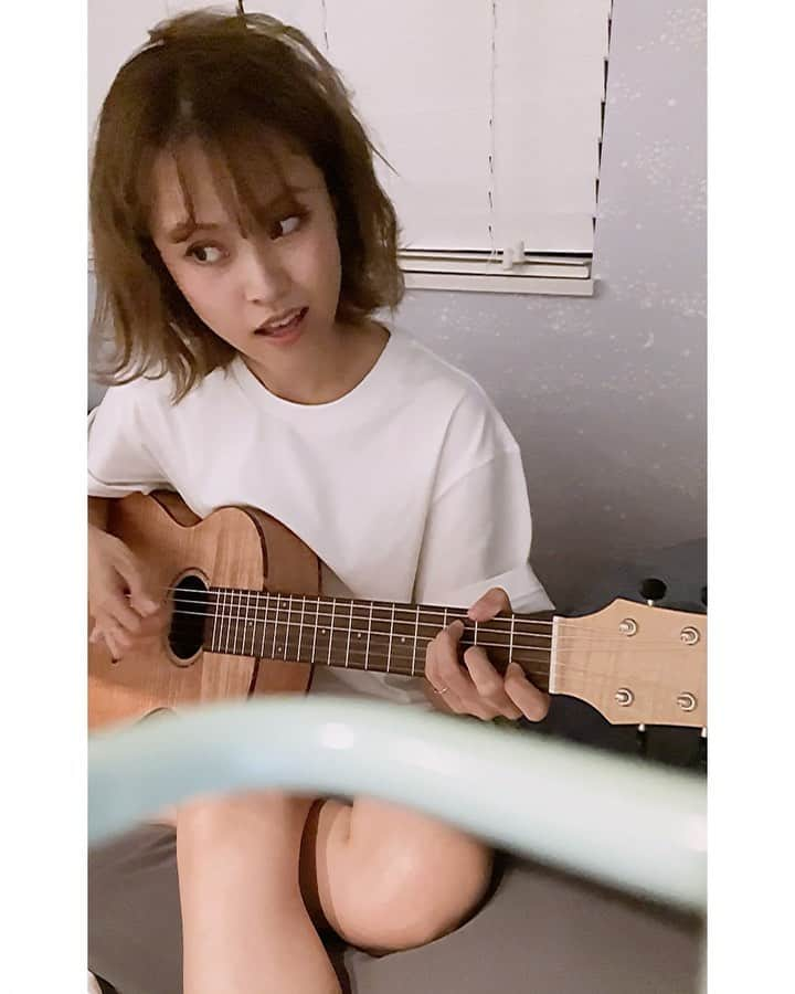 MiracleVellMagicのインスタグラム：「every night, on my bed🎸 ベッドの上で練習するのが好きなの！☺️  guess what song I’m playing! #何の曲でしょう #ずっと弾きたかった曲 #大好きな曲」