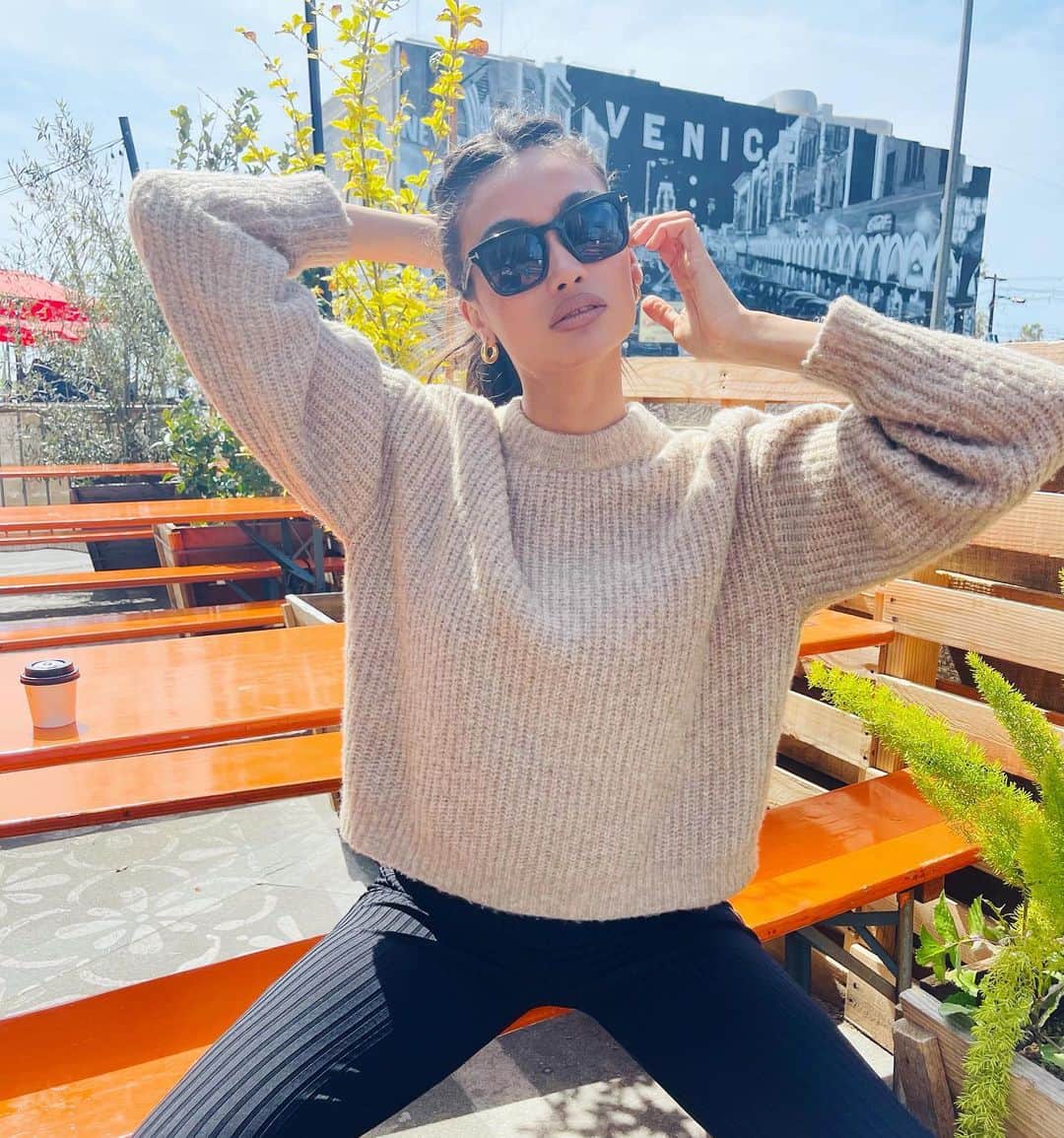 ケリー・ゲイルのインスタグラム：「Whats your go-to coffee order? Can you guess what mine is?☕️ @revolve」