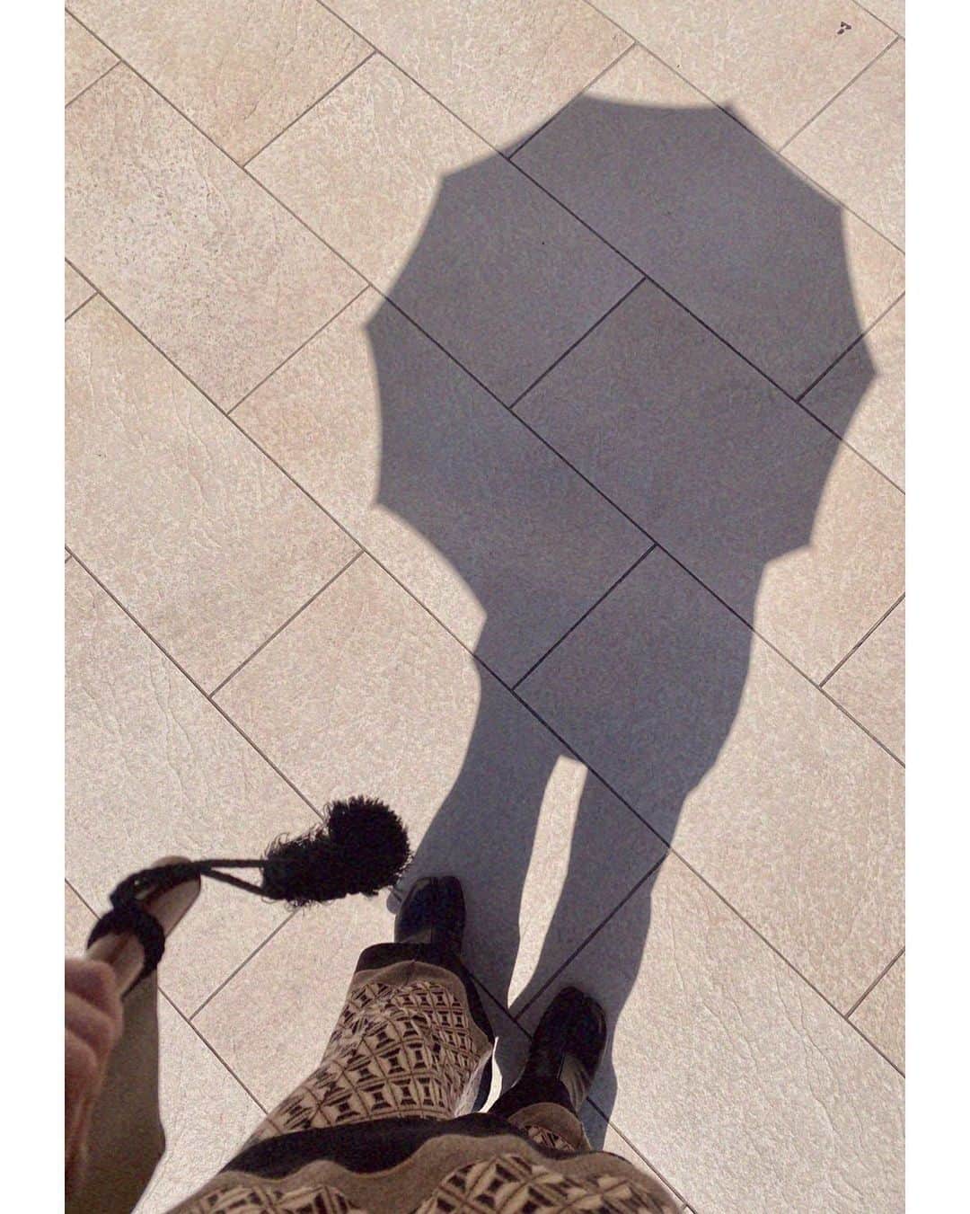 立花麻理のインスタグラム：「・ ・ ✴︎ shadow ✴︎ ・ 気付けば 日傘が必要な毎日...☂️🌞☂️  朝晩が寒すぎて カラダがびっくりもしている⚡️  #マリ服 #日傘 #足袋ブーツ #setup #maisonmargiela」