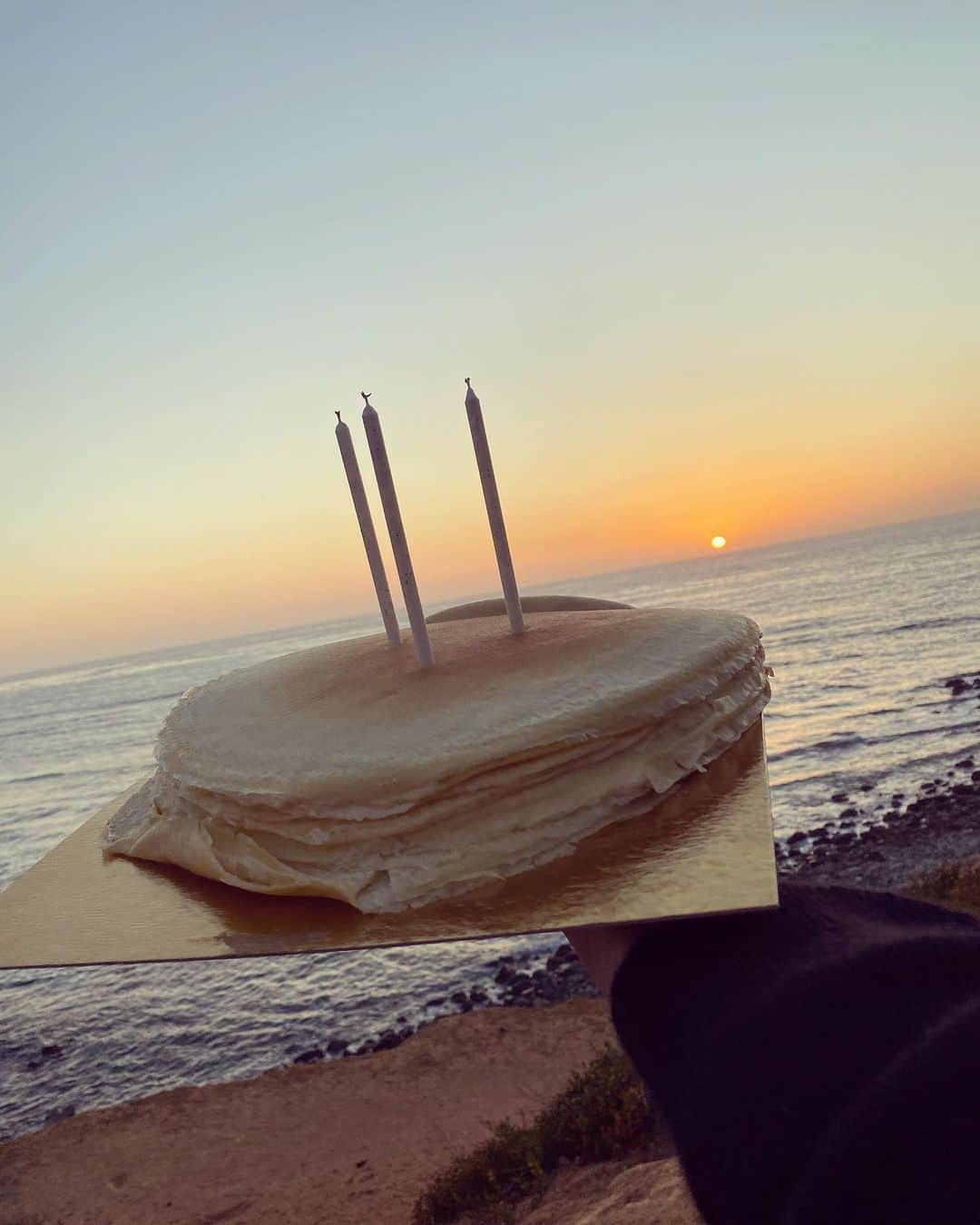 マリア・シャラポワのインスタグラム：「Signed it off with layers of delicate crepes, Chantilly cream dreams 💭, and stubborn candles 😌」