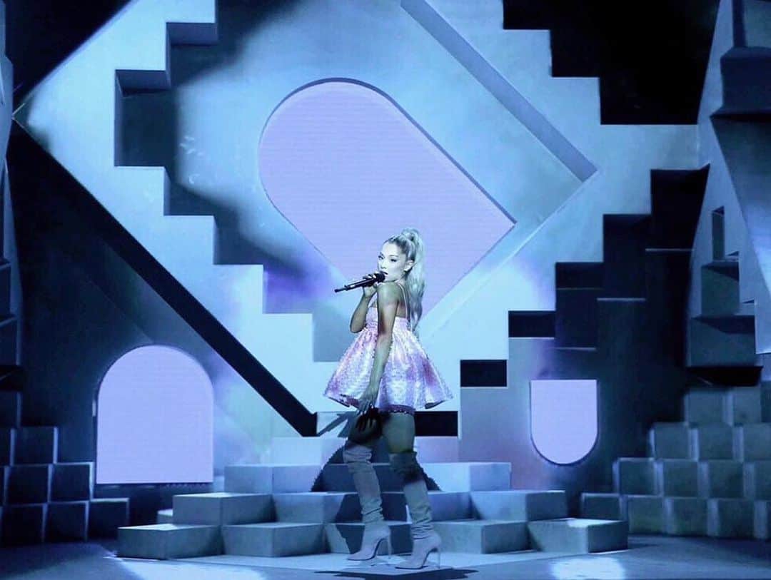 アリアナ・グランデのインスタグラム：「three 💧☁️  deeply grateful」