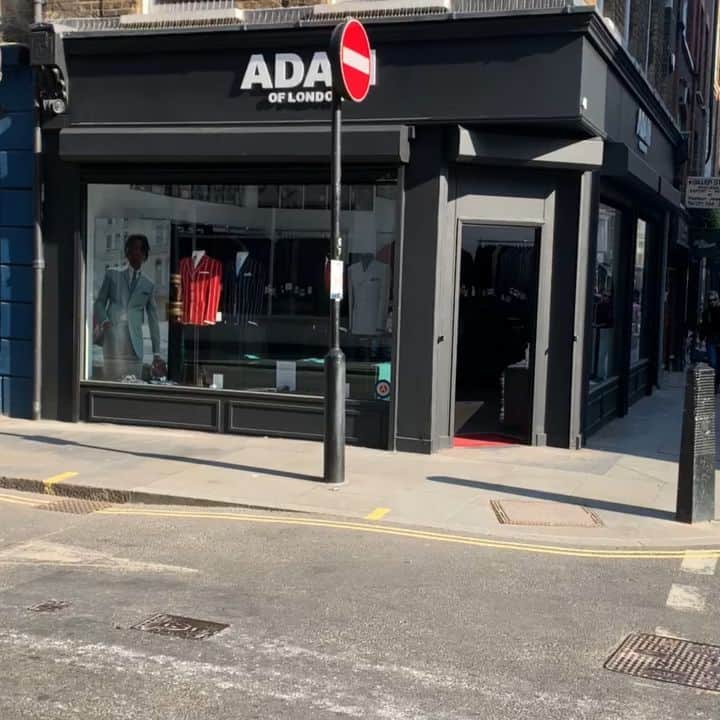 セバスティアン・ソーブのインスタグラム：「A new dawn, a new day. A brand new store in #LondonTown. Its @adamoflondon Check out the fresh window 🤘🏼😊」