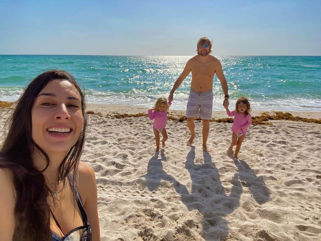シェイラ・カストロのインスタグラム：「8 anos do melhor sim da minha vida! 8 anos casada com vc! 8 anos compartilhando tudo com vc! 8 anos construindo uma nova vida com vc! Obrigada por ter me escolhido lindinho! Te escolhi e te escolherei pro resto da minha vida!!! Amo vc! #8anos #bodasdecobre #lindinhoelindinha #2013 #2021」