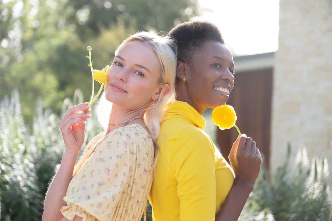 ケイト・ボスワースのインスタグラム：「“THERE IS NO I WITHOUT WE.” Introducing brilliant, powerful, magical, inspiring, & yes — KIND @enyamayaro & her new book, “I AM A GIRL FROM AFRICA.” 💛🌻  *LINK IN BIO to purchase her book & to learn more about Elizabeth 🕊 #establishedkind @kind.est」