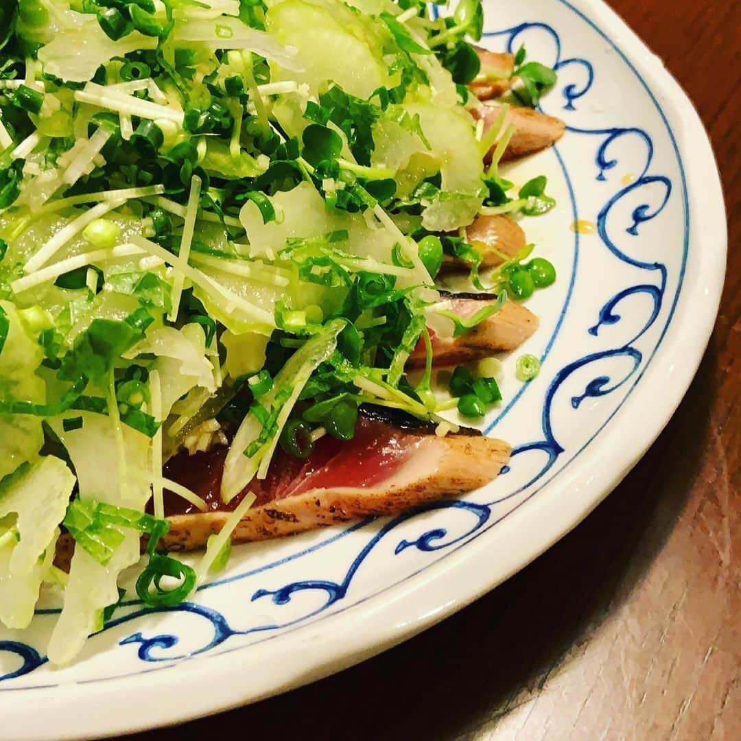 志摩有子さんのインスタグラム写真 - (志摩有子Instagram)「初鰹ねタタキがあまりにもおいしかったので、いつものようにセロリと薬味たっぷりのサラダ仕立てに。味付けはポン酢にごま油少々。」4月21日 1時37分 - ariko418