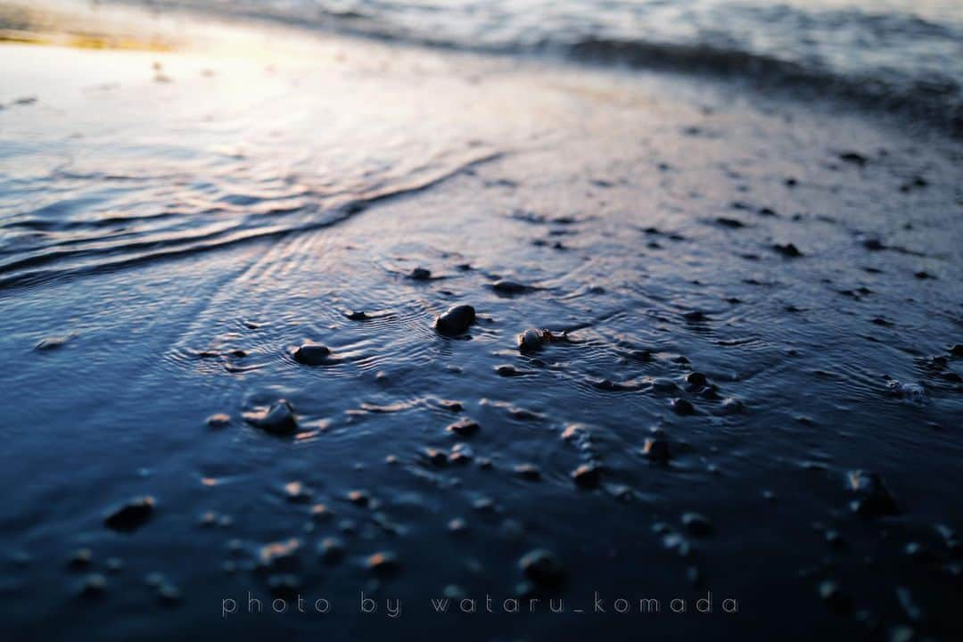 駒田航のインスタグラム：「Water's edge.  #photo #photographer #landscape #leica #leicaq2 #instapic #instaphoto #nature #beach #stones #blue #color」