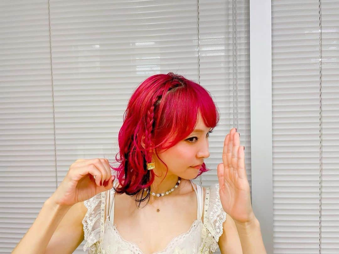 LiSAさんのインスタグラム写真 - (LiSAInstagram)「今日は、ベストアルバムのツアーLiVE is Smile Always〜eN〜のドレスをひっぱりだしてきてリサラボっ。パーティーに着て行きましたっ🐸🥂 ヘアーセットは妹のゆいぴがしてくれましたっ👭 @xyui_olivex  #LiSA10th #10ってやってたつもりだったけど01だった　#しゅわっち　　#会社をドレスで歩いてたらすれ違う人達に一回とりあえずびっくりされる」4月21日 2時01分 - xlisa_olivex