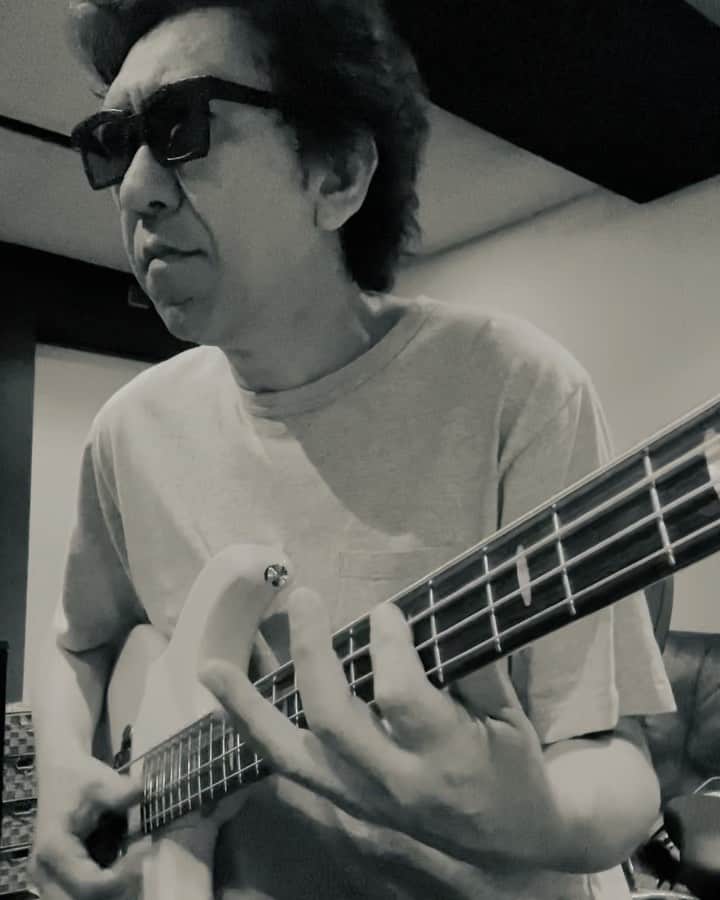 のインスタグラム：「Get a funk★ベースも楽しい楽器だ。#布袋寅泰 #bass #亀田モデル　#funk #slapbass #今日のレコーディングはベーシスト」