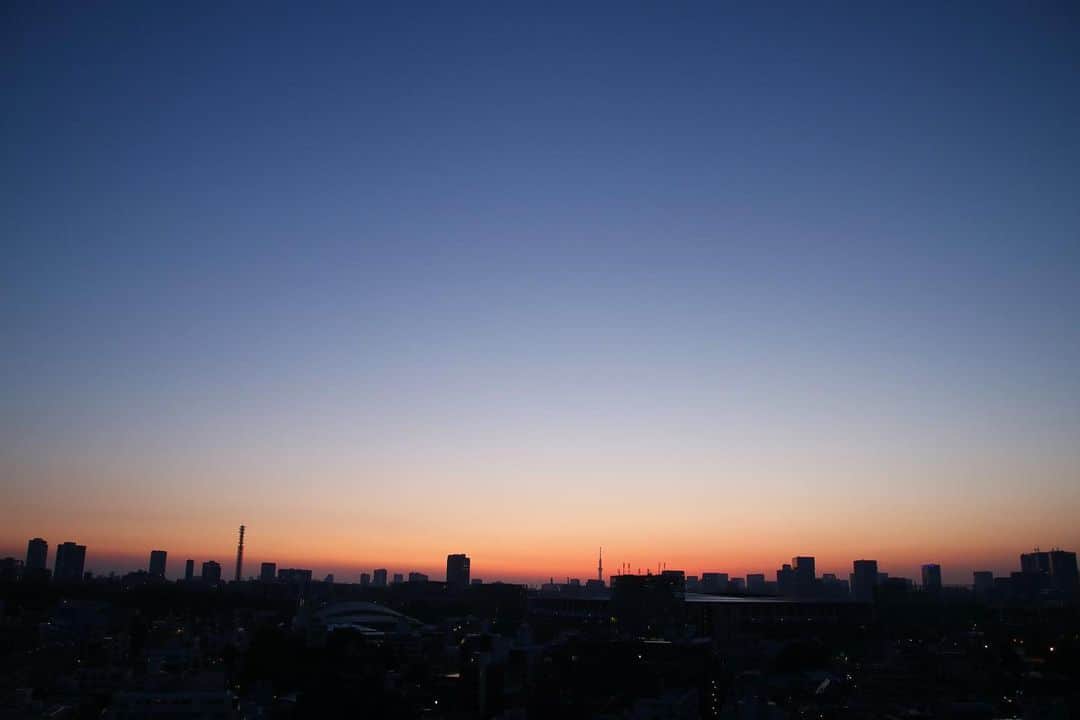 坂元美香さんのインスタグラム写真 - (坂元美香Instagram)「2021/04/21 04:48  おはよー 東の空が綺麗です☺️ 遠くに見える細長いのは東京スカイツリー。  今日明日は夏日になるみたいだね。 嬉しいなぁ☀️  #sunrise #朝陽 #朝の空 #やっぱり空が好き #イマソラ #CanonEOSKiss8i」4月21日 4時53分 - mika_saka