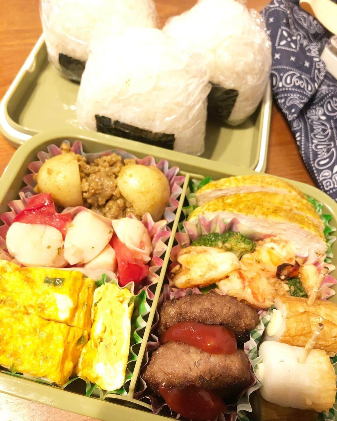 神咲詩織のインスタグラム：「・ ・ ・ ・本日のお弁当🍽👨🏽✨ ・ ・ ・新じゃがいもとカレー肉味噌和え ・トマトとホタテのハーブマリネ ・青ねぎの玉子焼き ・鶏胸肉の自家製サラダチキン(カレー味) ・海老とブロッコリーのガーリックソテー ・ミニハンバーグ ・ちくわチーズ ・おにぎり3種(明太子、鮭、、子持ち昆布) ・ ・ ・ ・チャットで夜遅かったのでそのまま起きておいてお弁当作り💪 ・ ・ ・無事にお見送りしたのでこれから寝ます🙌✨🍺 ・ ・ ・おやすみ🐨💕 ・ ・ ・ #居酒屋こあら #おべんとこあら #お弁当 #自炊 #👨🏽」