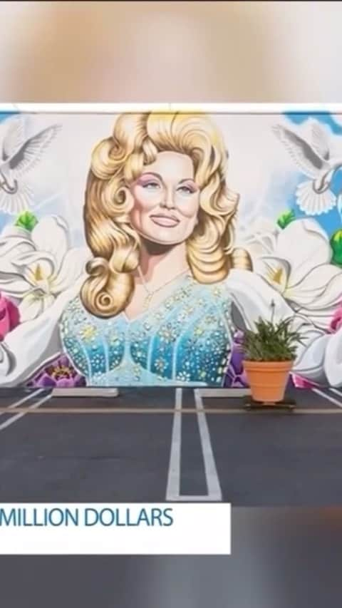 デヴィッド・ギルモアのインスタグラム：「Thank you LA Unscripted for this interview with aired last night on @ktla5news with @oliviadebortoli. This Dolly Parton mural is the gift which keeps on giving. Thanks to @lukenero for having me bring this to life. Amazing collaborating with you.  🕊🕊🕊🕊🕊🕊🕊 @strutorangecounty  @ktla_entertainment」