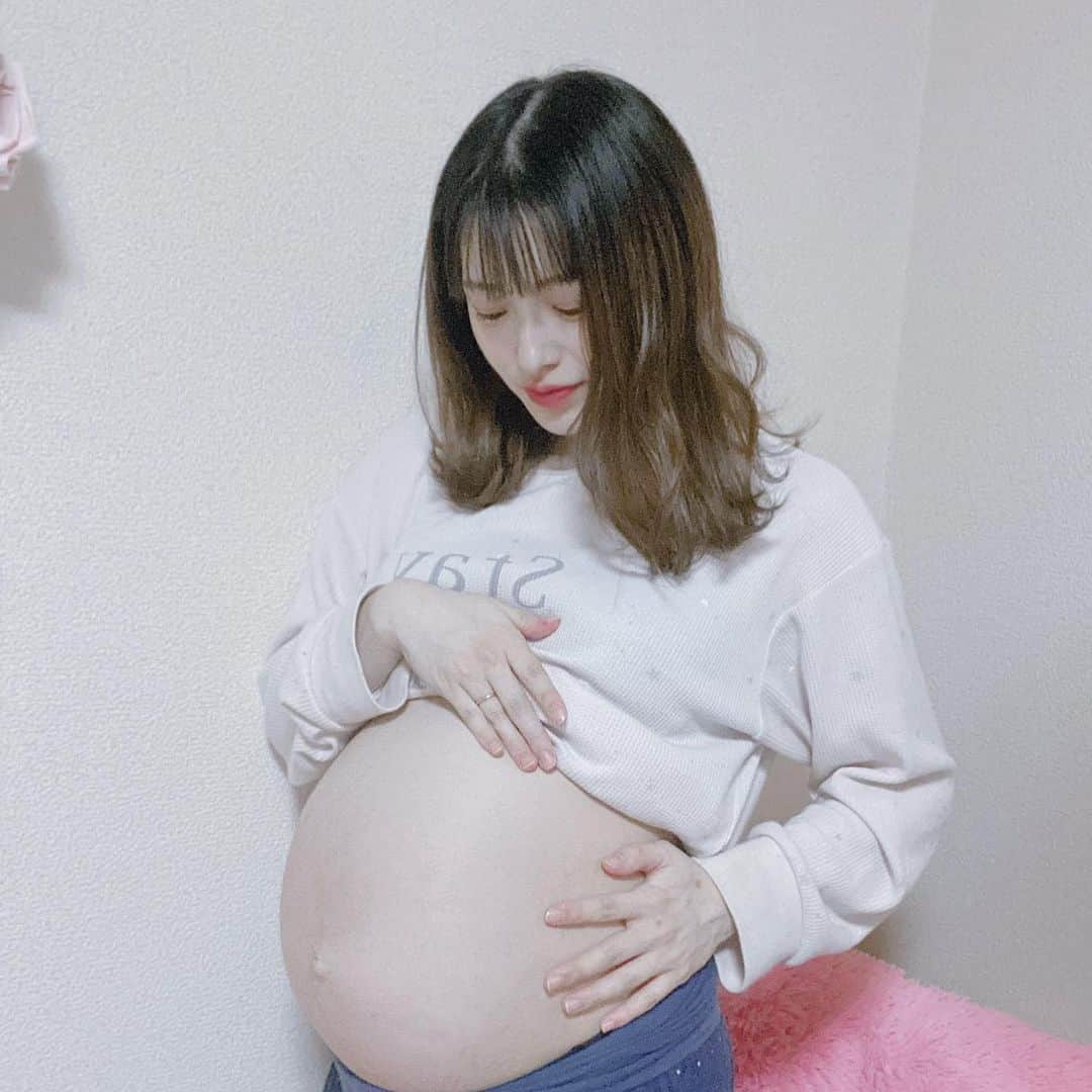 青木菜花のインスタグラム：「.﻿ .﻿ お腹が大きすぎて風船みたい👶🏻🎈笑﻿ まんまる〜〜🤣🤣﻿ .﻿ . #マタニティ #マタニティフォト #妊婦 #妊婦生活 #妊娠記録 #妊娠後期 #臨月 #お腹の記録 #女の子ベビー」