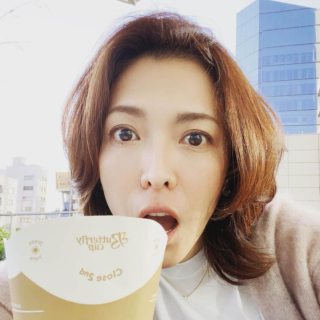 安蘭けいさんのインスタグラム写真 - (安蘭けいInstagram)「コンサート、いよいよ明後日になりました♪ 歌詞覚えたり、トーク内容考えたり、大詰めです💦何話そうかな〜😆 そんな中、ネイルを綺麗にしにきました💅 隣にカフェがあるからそこのテラスで時間までお茶してまったりしたら、大好きな猫クッキーを『もしよかったら☺️』と店長の粋な心配り✨そういうところ、大好きだ😊👍 カップもプラスチックを使わない紙のカップで地球に優しい🌏 さ、何色にしようかな〜✨💅✨  #uka #ukafe #30周年コンサート #billboadlivetokyo  #avance #4/23 #4/24 #両日共昼夜あります #今夜インスタライブやります #急だよね #ストーリーズ見てね」4月21日 17時04分 - toko_aran