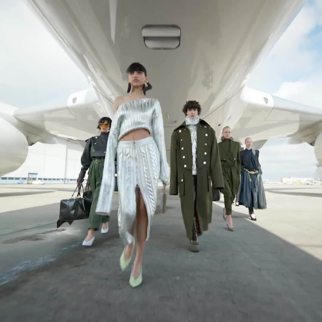 エールフランスのインスタグラム：「« Il y a un lien entre la mode et Air France » @olivier_rousteing revient sur le tournage inédit du défilé @balmain dans les hangars de Air France Industries.  "There is a link between fashion and Air France"  @Olivier_rousteing describes the original film shoot of the @balmain fashion show in the Air France Industries hangars.  #AirFrance #fashion #runway #couture #fashionweek #défilé #balmain #Paris #avion #airplane」