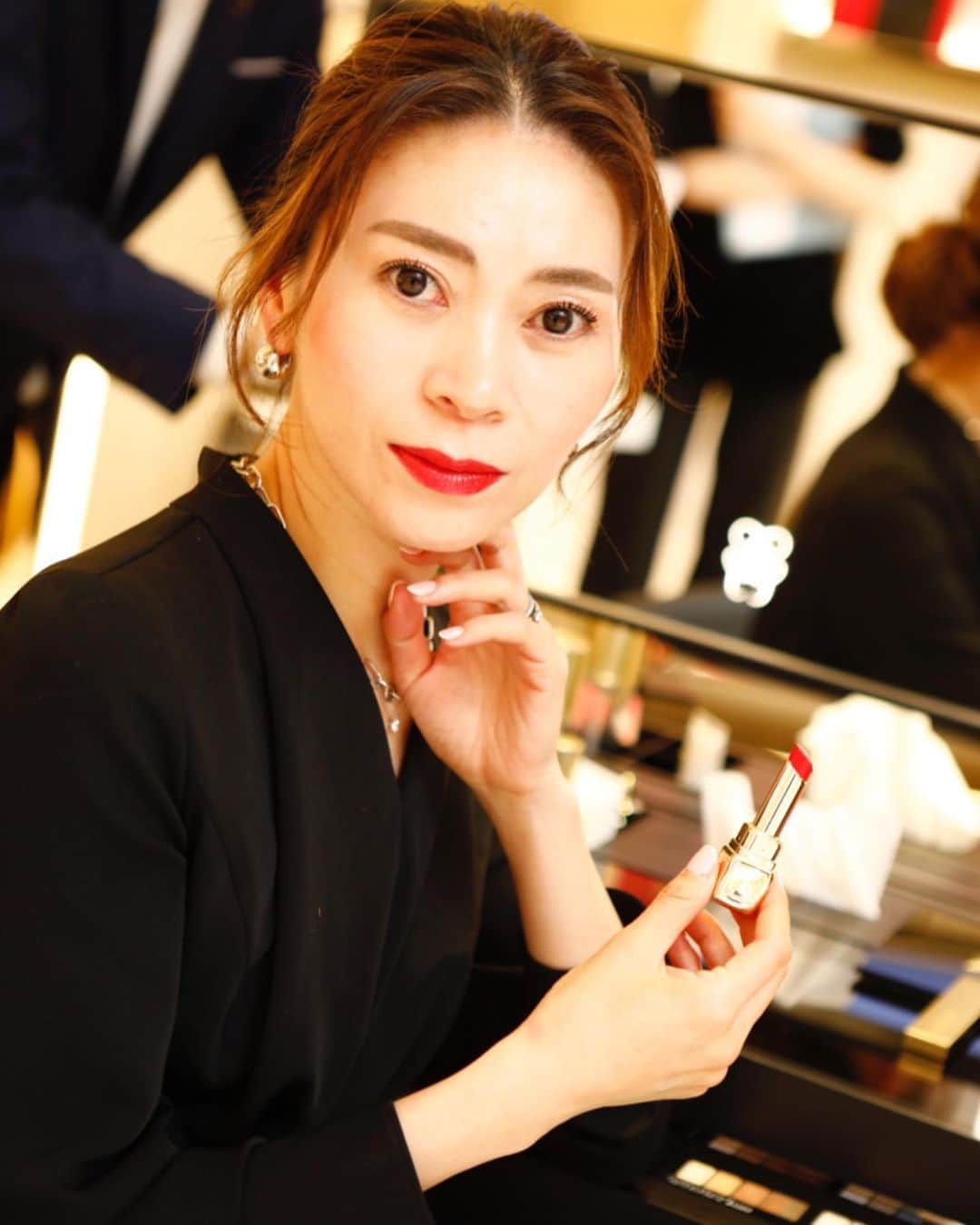 大日方久美子さんのインスタグラム写真 - (大日方久美子Instagram)「・ 先日の @guerlain 銀座SIX店オープンライブで褒めていただいたメイク。  ゲランのメイクアップアーティストの方が選んでくださったリップがいつもの私をグッと底上げしてくれました。  カラーはKISS KISS Shine Bloom 775💄  リップ一つで印象も気分も変えられるから リップの大切さを実感してます。  ・ ライブで作っていたオリジナルパフュームができたら また報告します🖤 ・ ・ #guerlain  #kisskissshinebloom  #ゲラン #キスキスシャインブルーム」4月21日 17時24分 - kumi511976