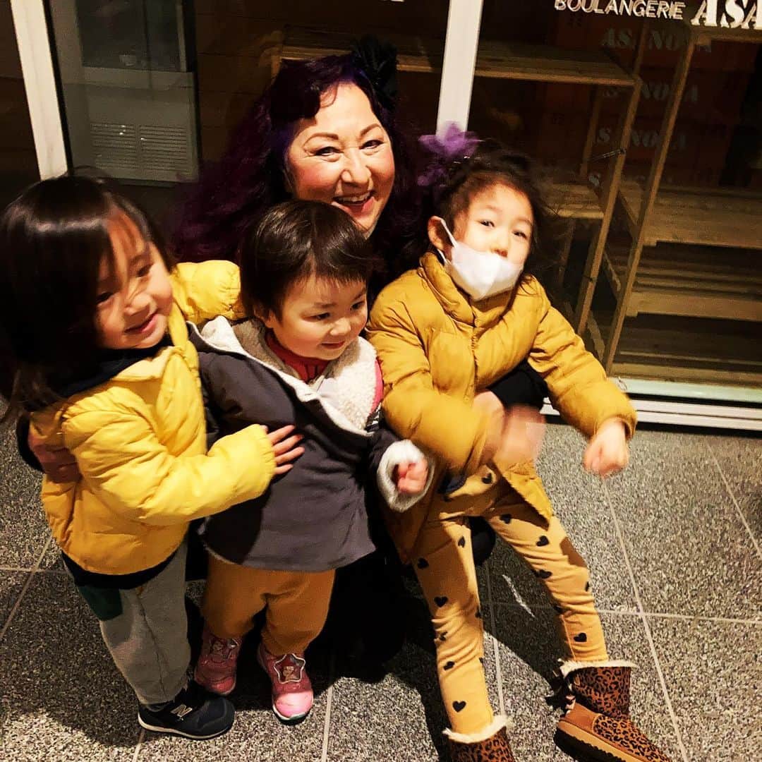 AIのインスタグラム：「❤️❤️❤️🎈🎈🎈❤️❤️❤️  #ママ誕生日でした #4/10 #孫３人が唯一顔見えてる写真w #loveugrammy」