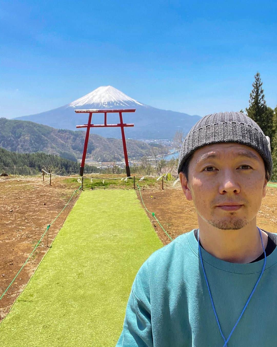 SHOCK EYEさんのインスタグラム写真 - (SHOCK EYEInstagram)「日本一の山を拝んできた🙏✨🗻☀️  #富士山 #日本一 #天空の鳥居  #遥拝所」4月21日 8時54分 - shockeye_official