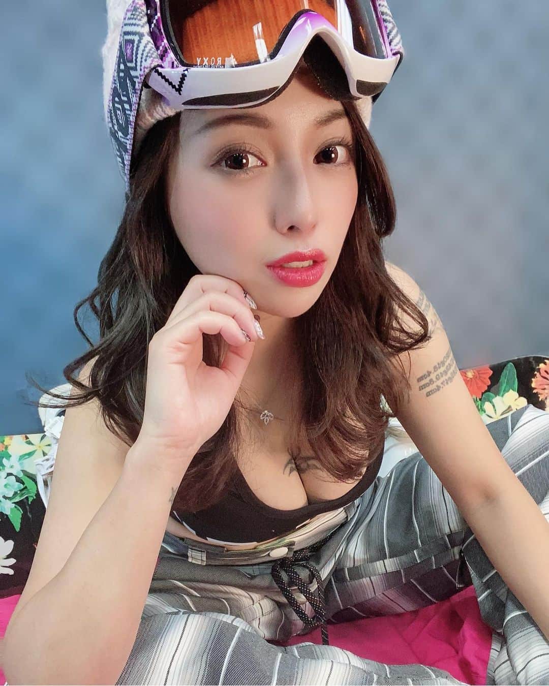 のインスタグラム：「求人広告ってtattooとかダメなのに この姿で撮影オッケイ🙆‍♀️な会社さん @kya_recruit 👈✨ 2枚目の写真 昔からのフォロワーさんは見たことあるかな？？🥳 お世話になってるクライアントさんの 求人募集動画にも出させていただきました。 去年撮影したものだけど 求人広告の動画も見れるから 上のアカウントから とんで見てみてね🥰 #求人 #求人募集 #カセイデヤスンデアソブ」