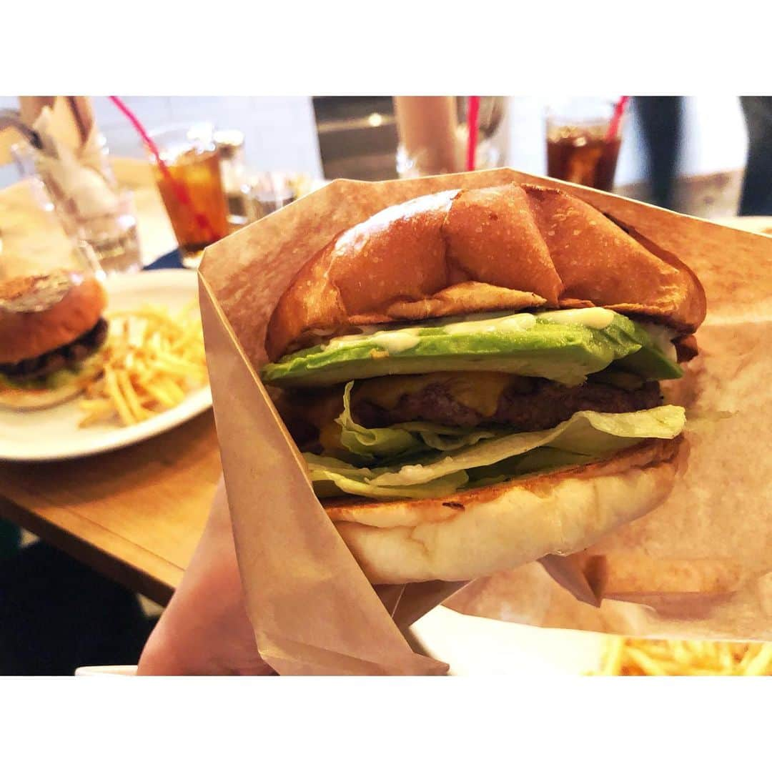 木南晴夏さんのインスタグラム写真 - (木南晴夏Instagram)「🍔💛  だいすきな @l.a.garage さんが新店舗オープン  バンズが激うまなんだよーう」4月21日 9時14分 - kinamitopan