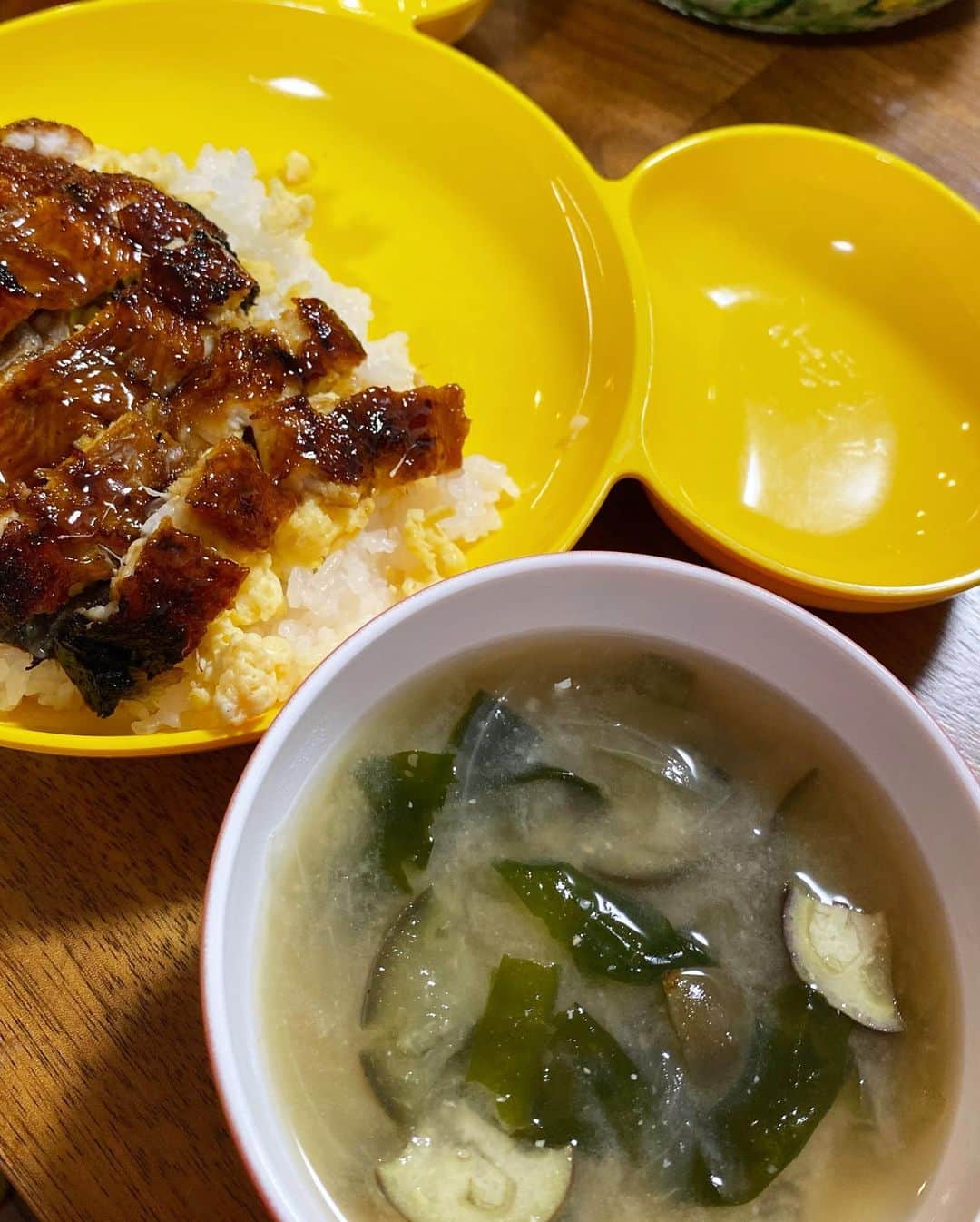 西山茉希さんのインスタグラム写真 - (西山茉希Instagram)「鰻と卵を仲良しに。  #西山食堂 #うなたま丼 #タコとトマキューのシャカマリネ #ベーコンキムチ #ナスタマ汁  鰻好きーズ。 チビーズの美味しいが店主のご馳走。」4月21日 10時16分 - maki.nshiyama50