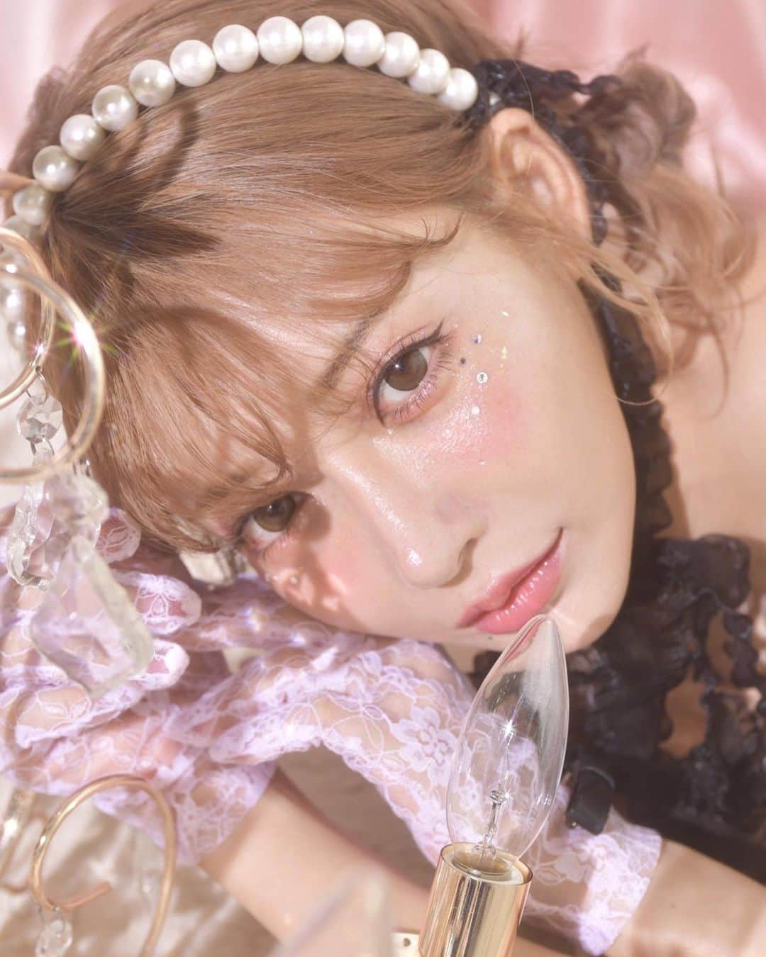 明日花キララのインスタグラム：「本日 @peche_magazine 発売日です！！ 巻頭特集はピンク🍑💞」