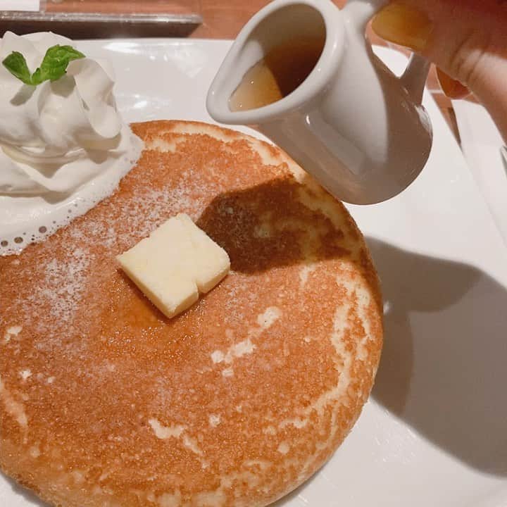 三田麻央のインスタグラム：「ふわふわスフレよりぎっしりホットケーキ派ですね🥞 #ホットケーキ」