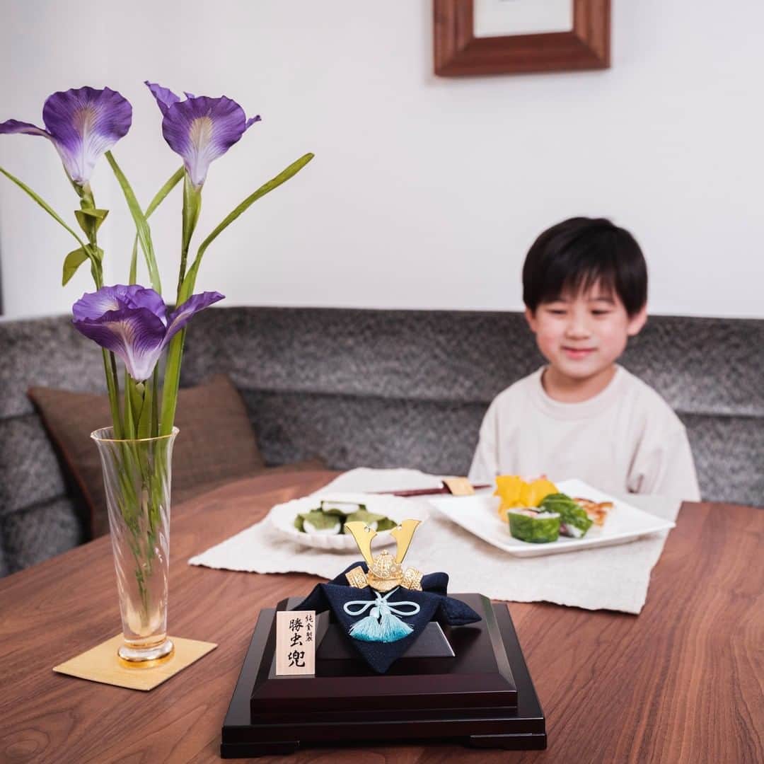 GINZA TANAKA 公式さんのインスタグラム写真 - (GINZA TANAKA 公式Instagram)「・ 【端午の節句　純金兜　勝虫】  純金兜 勝虫には前にしか進まないことで「勝虫」と呼ばれるとんぼがあしらわれています。 男の子の健やかな成長を祝って。  ギンザタナカの純金兜は家族で末永く飾ることができる、高品質な素材と職人の匠の技の逸品です。  #GINZATANAKA #ginzatanaka #ギンザタナカ  #田中貴金属 #田中貴金属ジュエリー #純金兜　 #兜 #端午の節句 #kabuto」4月21日 11時00分 - ginzatanaka_jp