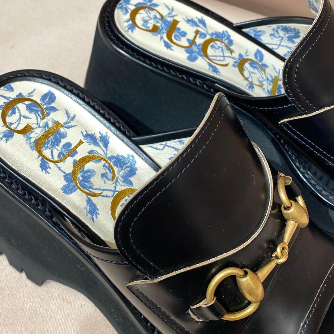 風間ゆみえのインスタグラム：「靴底まで素敵なものに弱い☺️  @gucci」
