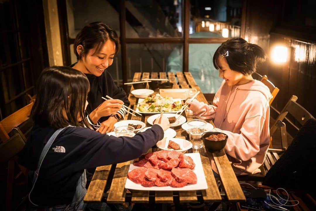 高井直子さんのインスタグラム写真 - (高井直子Instagram)「🍖 お取り寄せのお肉は絶対ここにお願い🤲 @iie_meat  近江牛のA5ランクのお肉が おうちで楽しめるなんて 幸せすぎますから。 一回騙されたと思って頼んでみて🤤 他のお肉食べられなくなりますから。 #近江牛 #お取り寄せグルメ」4月21日 11時45分 - naokotakai