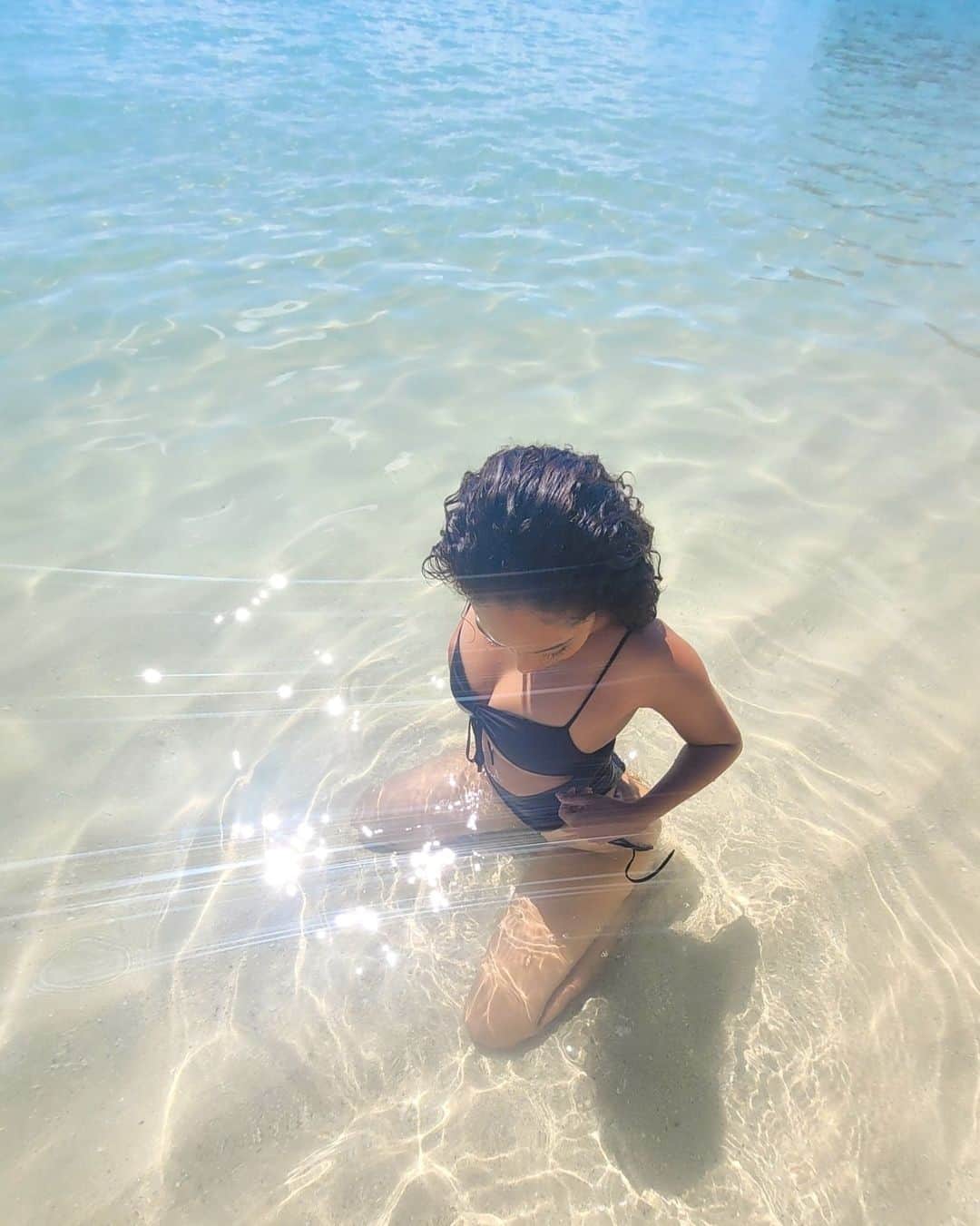 ユリサさんのインスタグラム写真 - (ユリサInstagram)「海の色がキレイ過ぎて、誰かが大量にバスクリン入れてる疑惑😁💙  #hawaii #beach #girlstrip #smile #everyday #🌞 #🌊 #🌺 #🧜‍♀️」4月21日 12時07分 - yurisa
