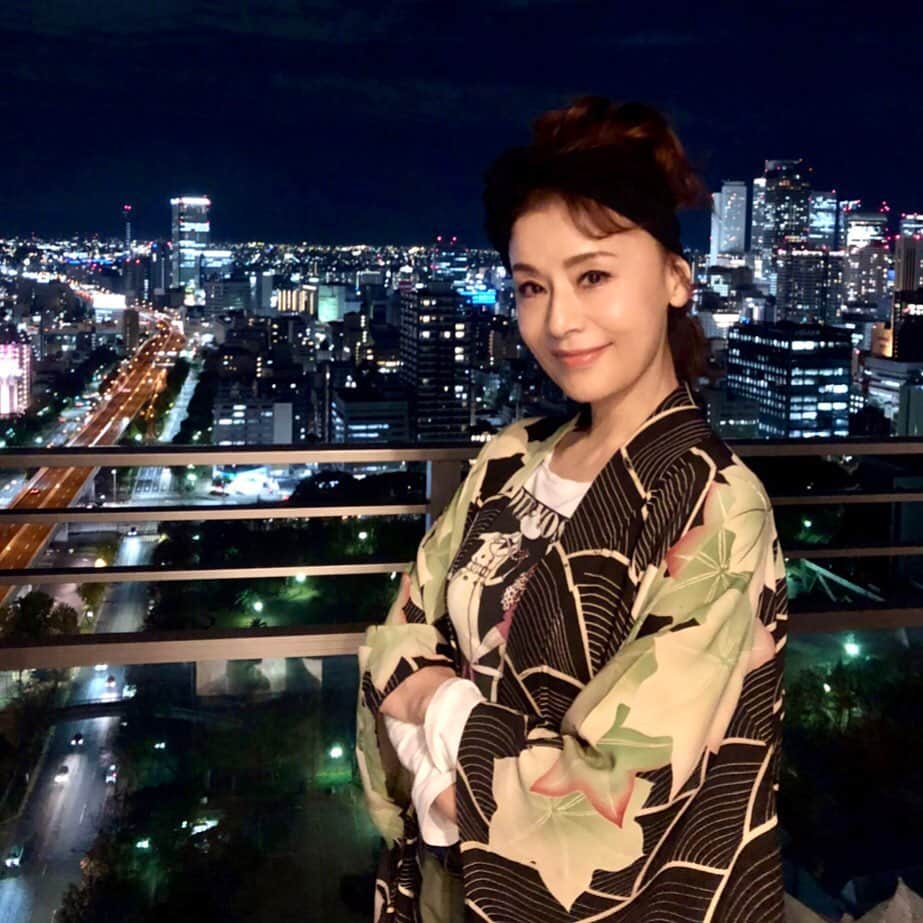 大地真央さんのインスタグラム写真 - (大地真央Instagram)「🌹最高のオバハン中島ハルコ🌹 ご覧いただき、ありがとうございます📺  ハルコお気に入りの部屋着👘👖👚 名古屋の自宅のテラスからパノラマビューを独り占め🌃  #最高のオバハン#中島ハルコ #最高のオバハン中島ハルコ #オトナの土ドラ #東海テレビ#フジテレビ系列 #3話#4月24日 23:40から #2話#再放送#4月23日 26:25から #大地真央 #MAODAICHI」4月21日 12時03分 - daichimao_official