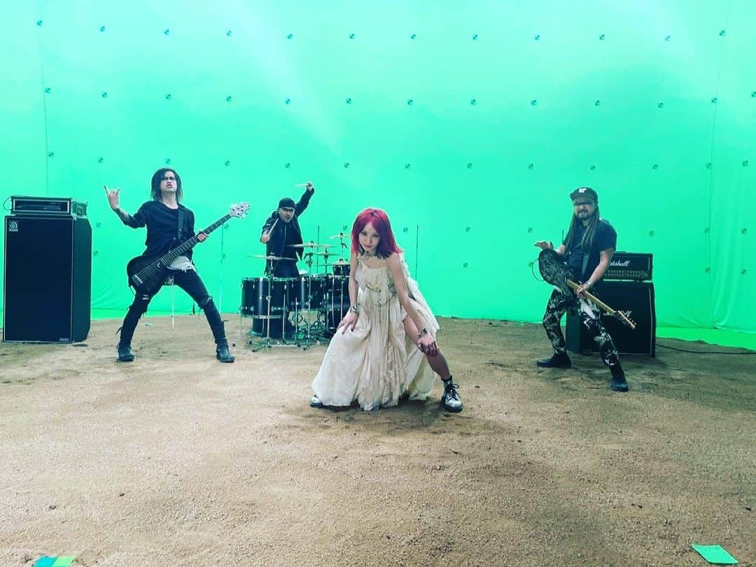 LiSAさんのインスタグラム写真 - (LiSAInstagram)「朝から先行配信始まった「Another Great Day!!」のMV😈映画のように壮大な世界観でどっぷり歌わせていただいていますが、実はCGなの😳！スッキリ！様で加藤さんがメンバーさんもCGかって言ってたけど、本物です！笑　CGかと思っちゃうくらいゴリゴリかっこいいバンドの皆さんが砂の中から登場するシーンをお見逃しなく🪨 偉大な悪魔先輩バンドの皆さんにお力お借りしました😈松本さんのサウンドを表現するにはハードな悪魔バンドで😈 @masuo440  @firejapan  @ebarakenta   完成して感動してます。今回の5月21日公開の #地獄の花園　の主題歌としても歌わせていただいています。MVを、撮ってくれたのは映画の監督でもある関さん。MVは映画のチームで制作いただきました。映画公開がよりいっそう楽しみになるね隅々まで何度でも観てね😈  関さんは、５周年記念ミニアルバム」Hi FiVEのMVを撮っていただいて以来。お祝いごとには関さん🌹  https://youtu.be/URMIV_wZyfo」4月21日 12時08分 - xlisa_olivex