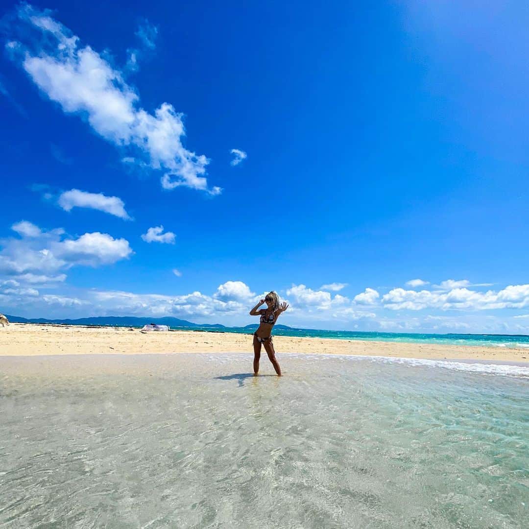 のインスタグラム：「. Hello💙こちらは幻の島です💙 ここは天国です🌈🌈🌈 透明度高くてめっちゃ綺麗🥺 久しぶりに感動した😍 お気に入りの島💙🏖🌈🐠 . . 幻の島綺麗だから島も海も写したくて私は小さくなりました🤣 . . #幻の島#石垣島#石垣島旅行#石垣島好きな人と繋がりたい#幻の島上陸#海好きな人と繋がりたい#最強コンディションの海#空が好きな人と繋がりたい#水着#石垣島大好き#日本の絶景#日本の景色#beach#beachlover」