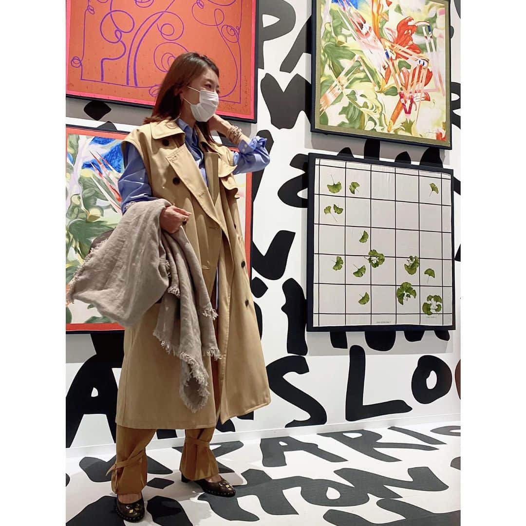 坂田陽子さんのインスタグラム写真 - (坂田陽子Instagram)「原宿で5/16ま開催中のヴィトンの歴史を辿るエキシビジョン #louisvuitton& へ。 （こちらは事前予約、人数制限入場です。） ・ 20年近く前のパンプスは丁寧に履いてお手入れ、保管してたので今でも凄く綺麗に履けて全然色褪せてない。 モノグラムのスピーディーはクタっとして革には風合いと共に歴史が刻まれてる😂 ・ ずっと変わらないのに 見方によって。 コーディネートによって、 凄くクラシックだったり逆に新鮮だったりする。 ・ 若かりし頃、ちょっと背伸びしてバイト代を貯めて買ったVUITTONの話やら当時流行ってたコラボ商品の話やら何やら🤣 @aimasami と その時代や、当時の自分達をVUITTONと共に懐かしく振り返る事ができる素敵な時間でした。 ・ ・ #louisvuitton  #歴史を辿る旅 #あの頃若かったと #自分自身も振り返る」4月21日 12時08分 - yokosakata