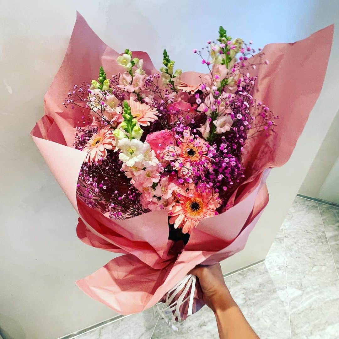 HIKAKINさんのインスタグラム写真 - (HIKAKINInstagram)「32歳の誕生日にBALENCIAGAさんから超綺麗な花束のプレゼント頂きました💐今年の誕生日は丸一日撮影編集などバタバタしています（笑）いつも応援してくださる皆さんからの沢山のメッセージ、一つ一つ読ませて頂きます。皆さんあってのヒカキンです。いつも本当にありがとう！まだまだ突っ走ります👊😎💨  #BALENCIAGA #バレンシアガ #ヒカキン #誕生日」4月21日 12時42分 - hikakin